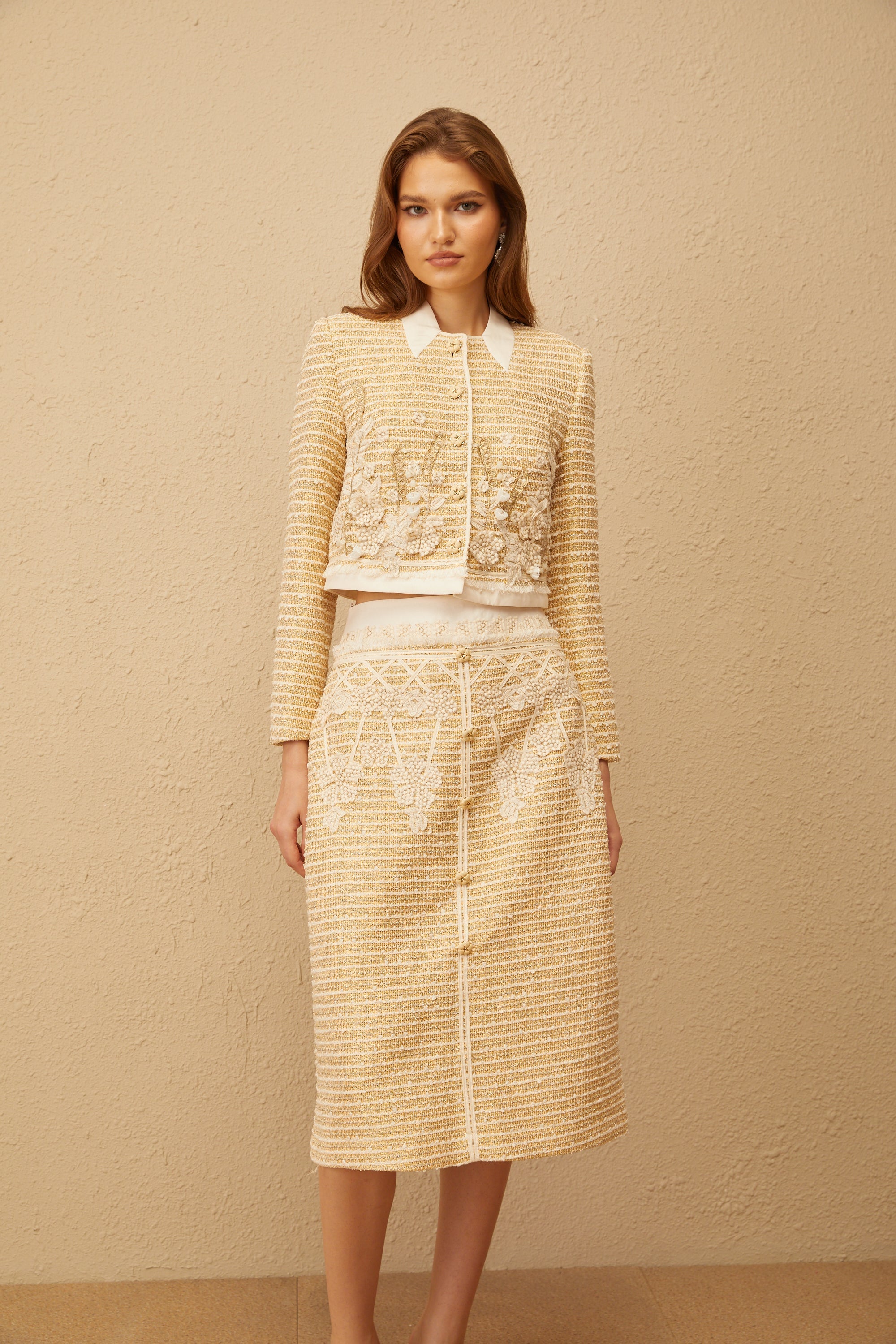 Conjunto de chaqueta y falda de jacquard floral en tonos neutros, de la marca Final Sale, para un estilo elegante y sofisticado.