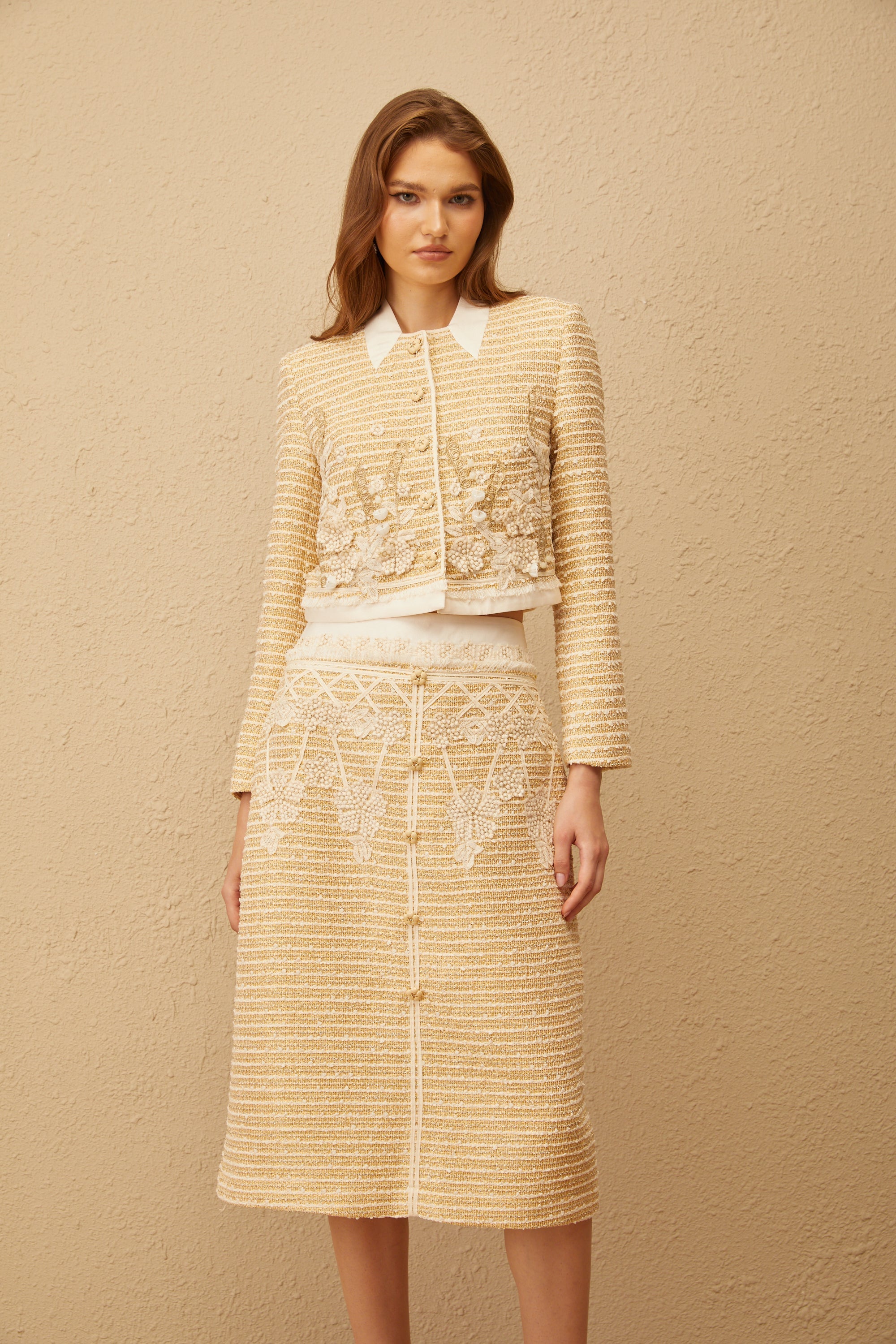 Conjunto de chaqueta y falda de jacquard floral en tonos neutros de Final Sale, elegante y sofisticado para mujer.