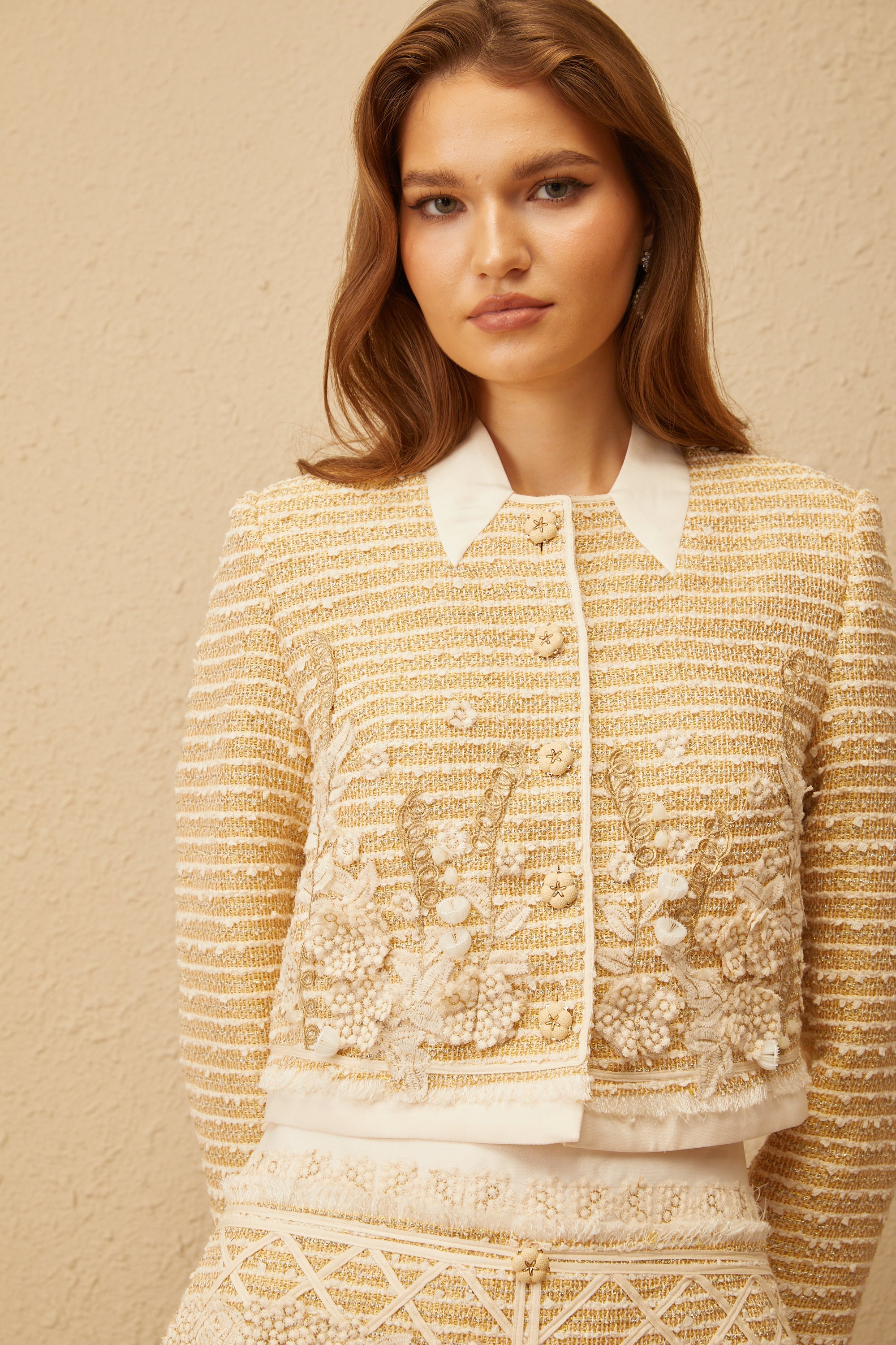 Conjunto de chaqueta y falda de jacquard floral en tonos neutros de Final Sale, estilo elegante y sofisticado.