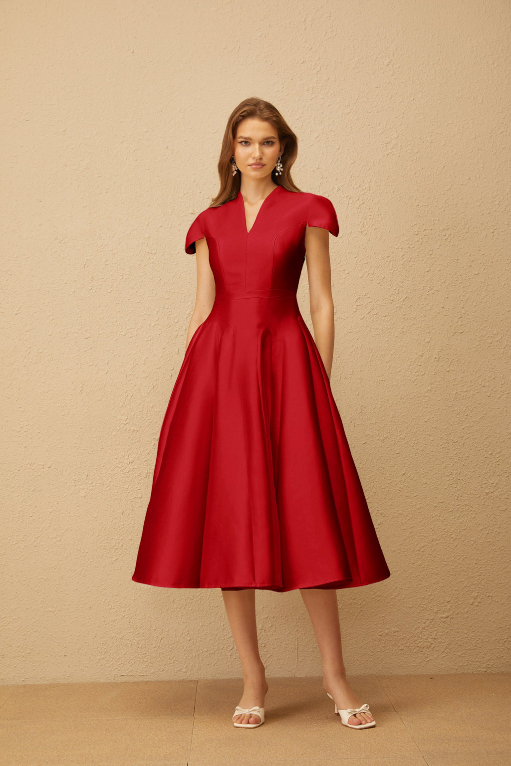 Vestido midi rojo Aventin con diseño godet, estilo elegante y moderno, ideal para ocasiones especiales.