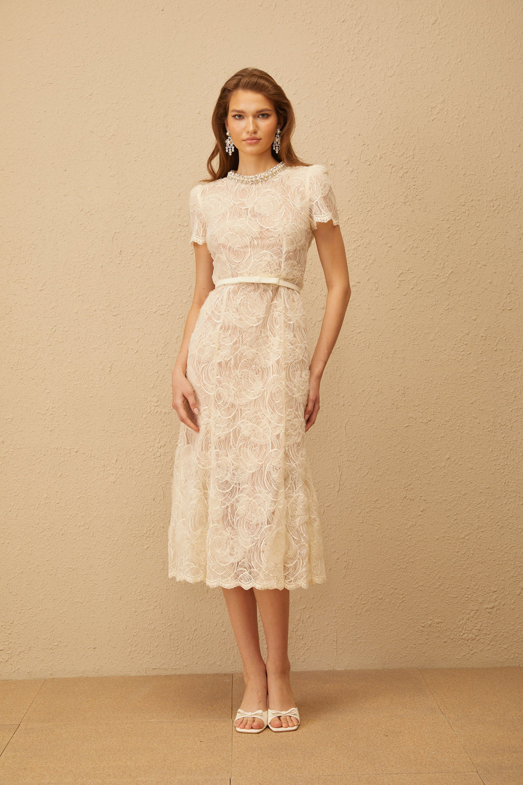 Vestido midi blanco Félicie con encaje floral y detalles adornados, elegante y femenino, ideal para ocasiones especiales.