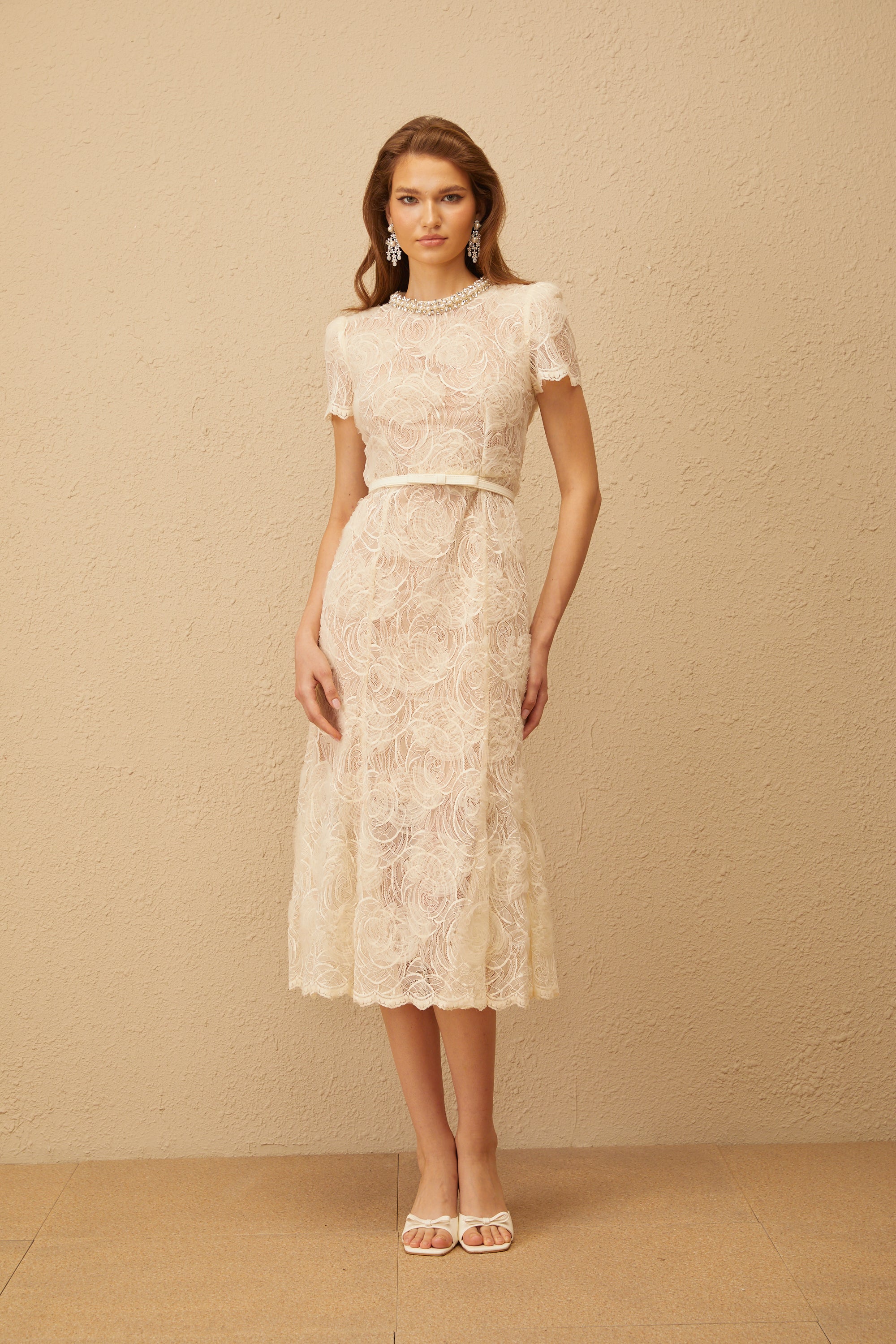 Vestido midi blanco Félicie con encaje floral y detalles adornados, elegante y femenino, ideal para ocasiones especiales.