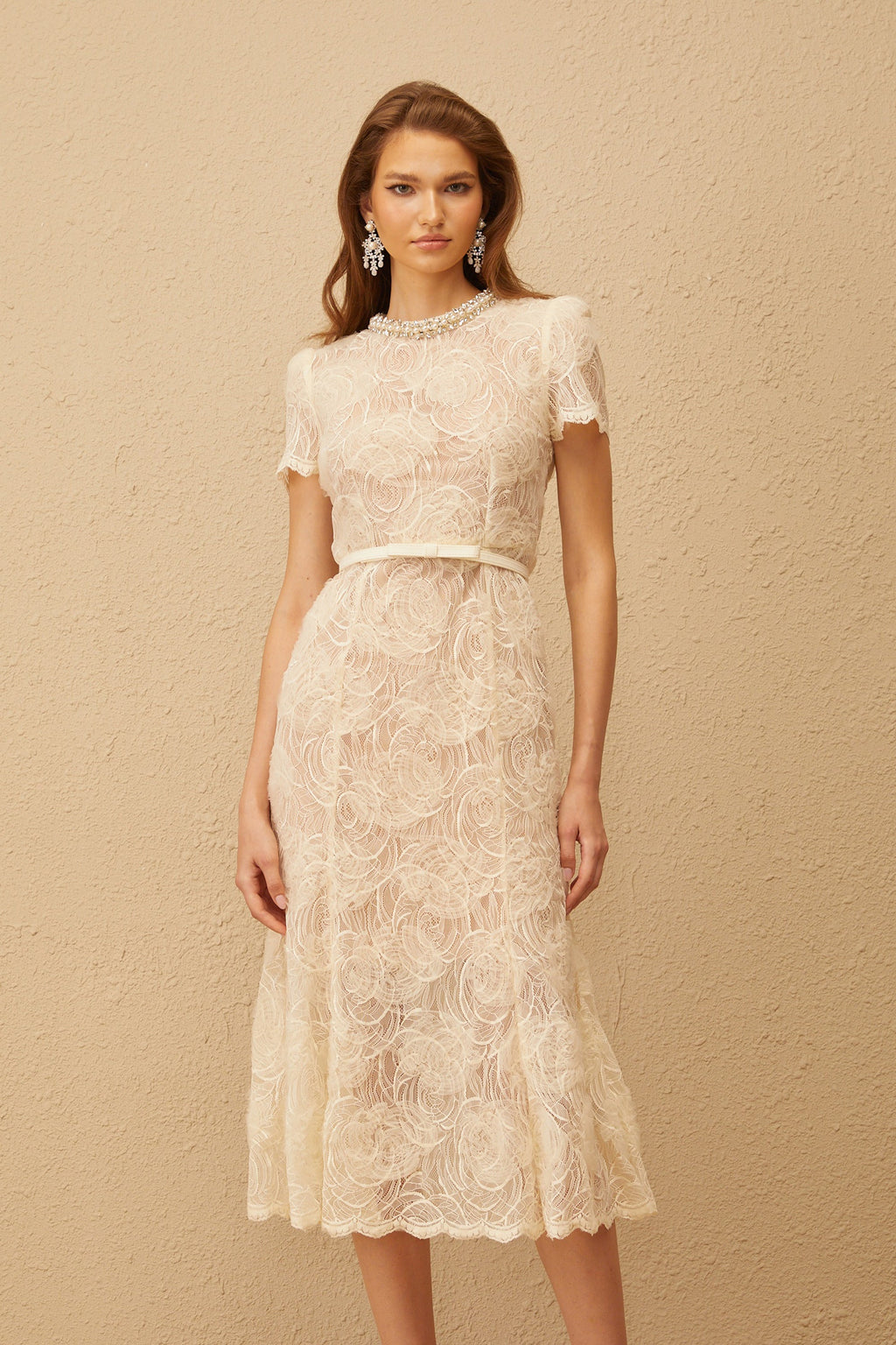 Vestido midi blanco Félicie con encaje floral y detalles decorativos, estilo elegante y femenino, de la marca Final Sale.