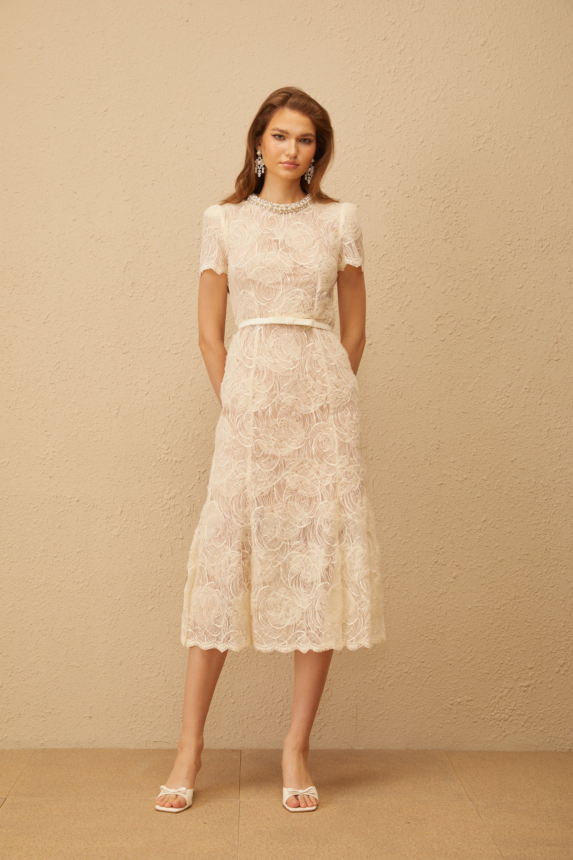 Vestido midi de encaje floral blanco Félicie White con adornos, tela delicada y diseño elegante, para ocasiones especiales.
