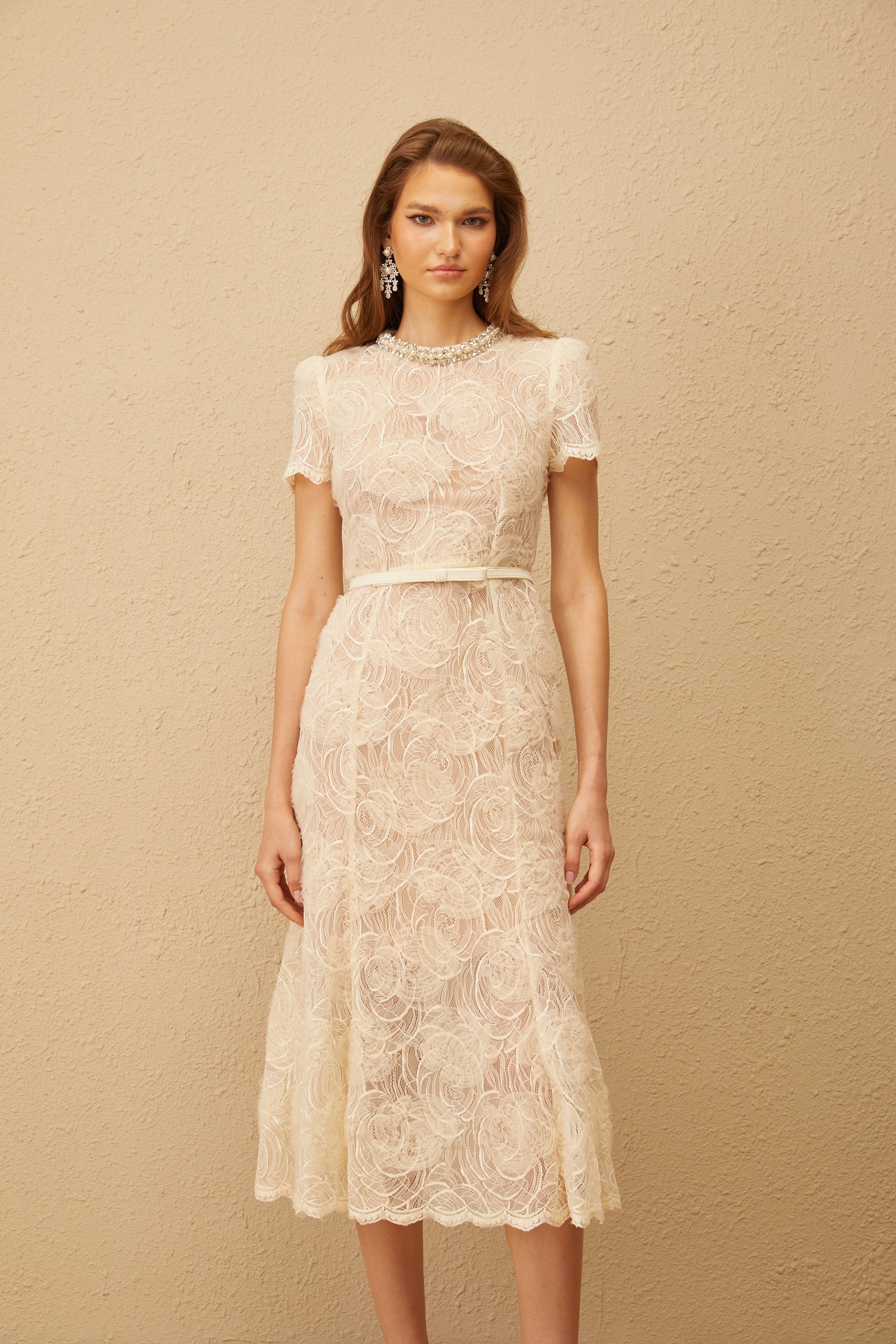 Vestido midi blanco Félicie con encaje floral adornado, detalles elegantes y estilo sofisticado, diseñado para ocasiones especiales.
