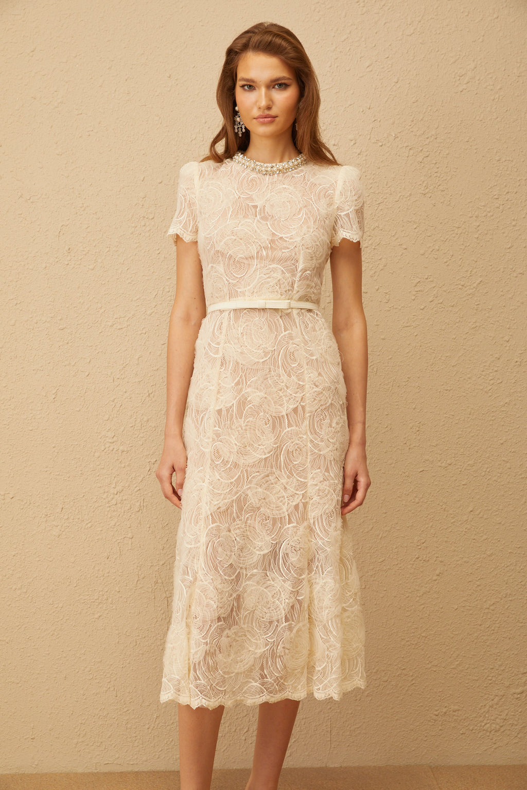 Vestido midi blanco Félicie con encaje floral y adornos, vestido elegante de marca Final Sale, vista frontal en la imagen.