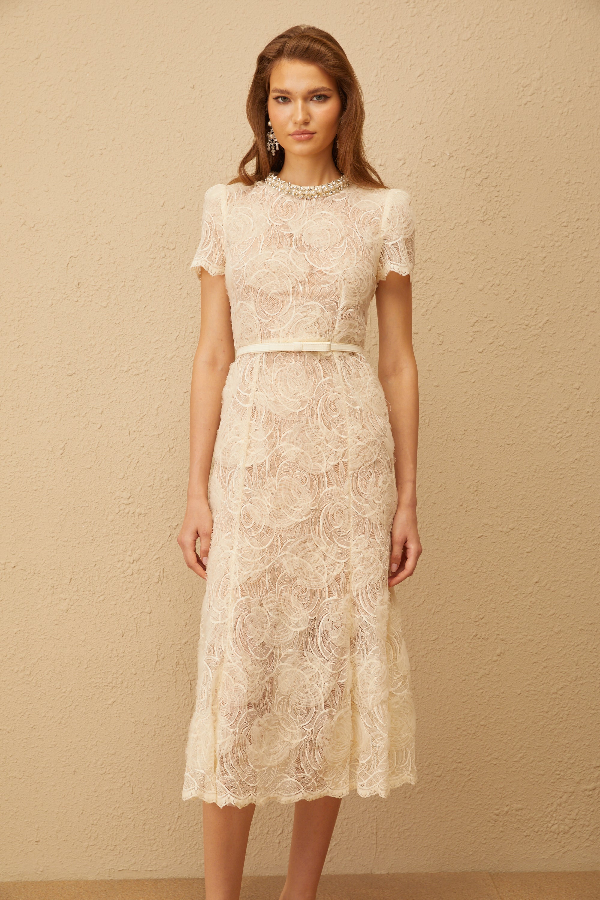 Vestido midi blanco Félicie con encaje floral y adornos, vestido elegante de marca Final Sale, vista frontal en la imagen.