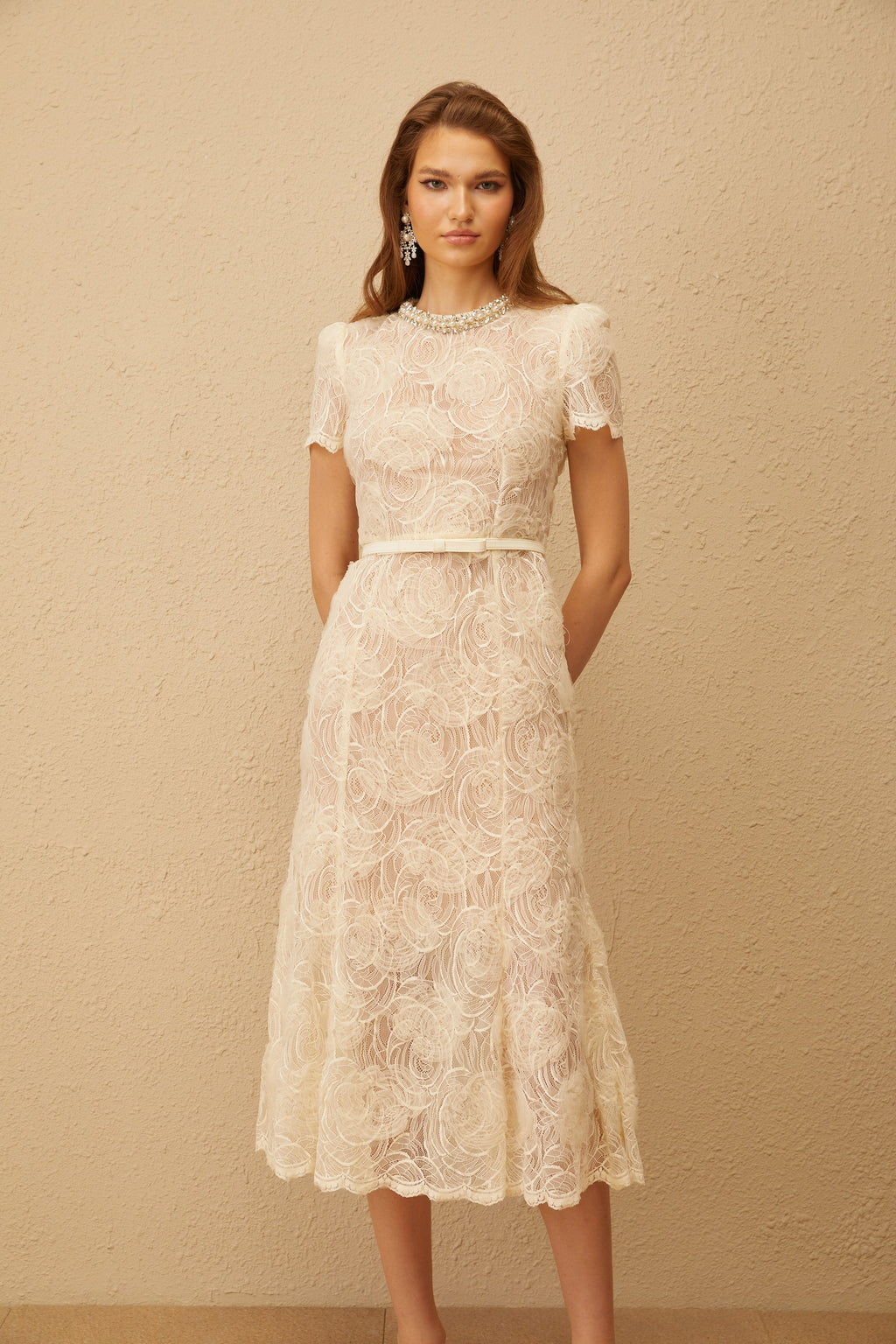 Vestido midi de encaje floral blanco Félicie con detalles adornados, forma ajustada y elegante para ocasiones especiales.