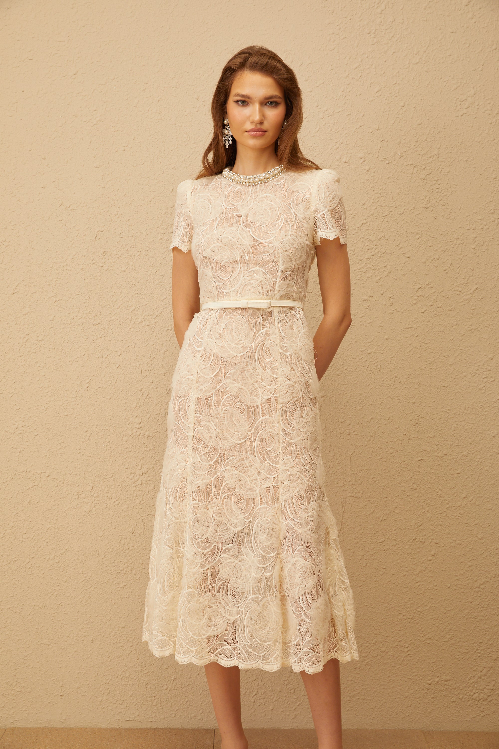 Vestido midi de encaje floral blanco Félicie con detalles adornados, forma ajustada y elegante para ocasiones especiales.
