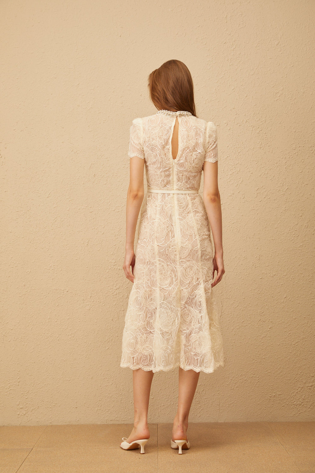 Vestido midi blanco con encaje floral y adornos, estilo elegante, de la marca Final Sale, en exhibición en la imagen.