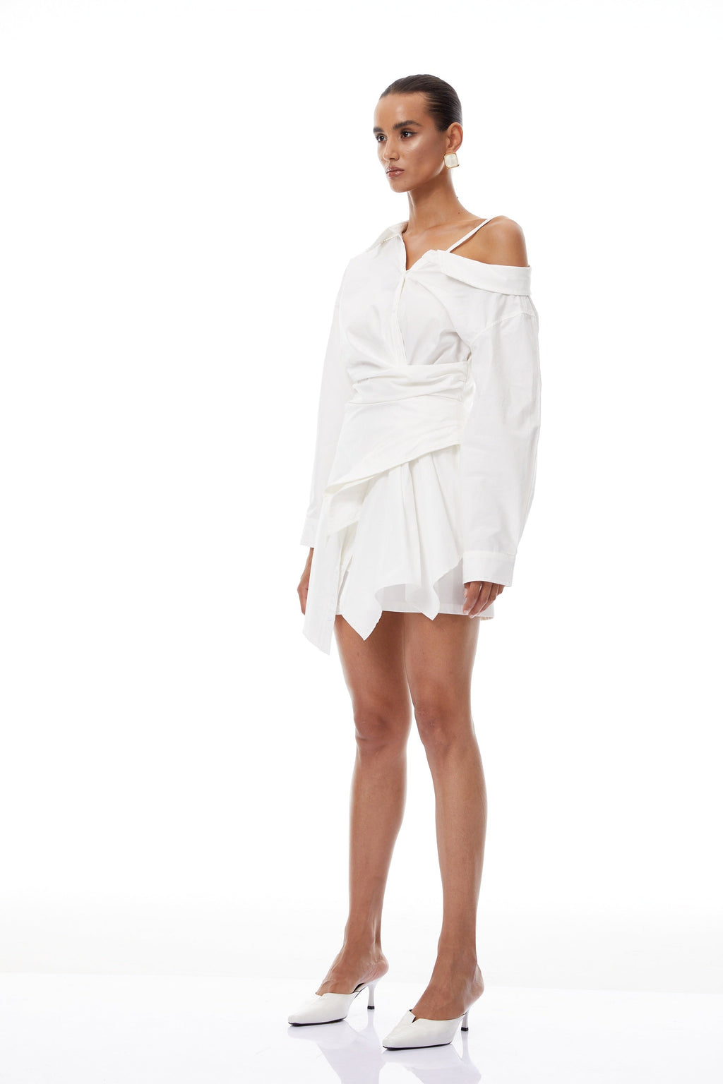 Vestido mini asimétrico blanco Tímea de marca Final Sale, con diseño moderno y corte único, en la imagen.