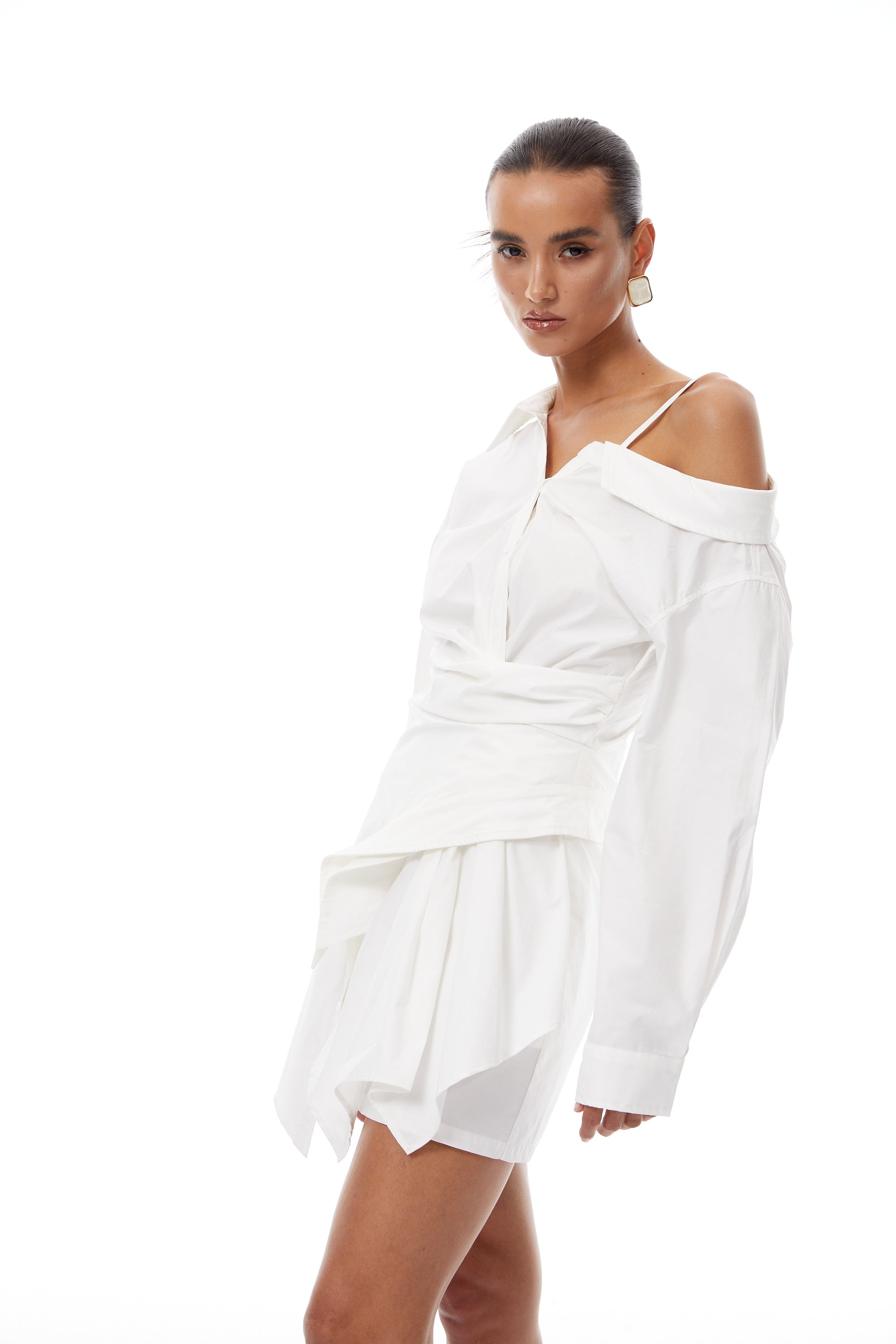 Vestido mini asimétrico Tímea blanco de la marca Final Sale, con diseño moderno y corte único en la parte superior.