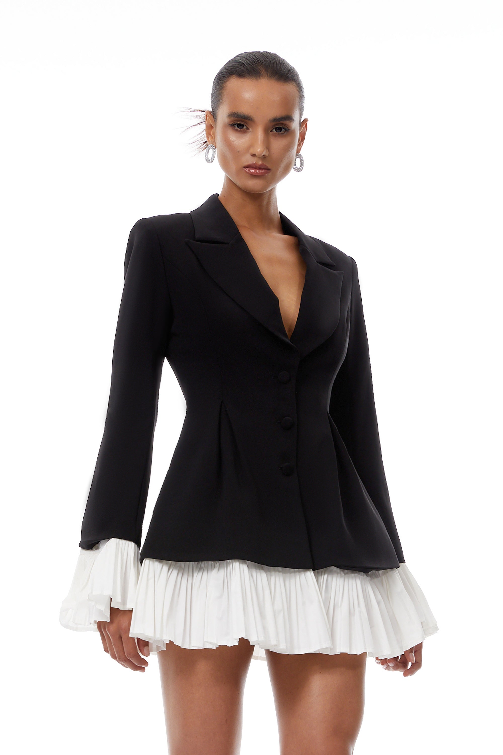 Vestido blazer mini color block de la marca Final Sale, con diseño moderno y cortes elegantes para ocasiones especiales.