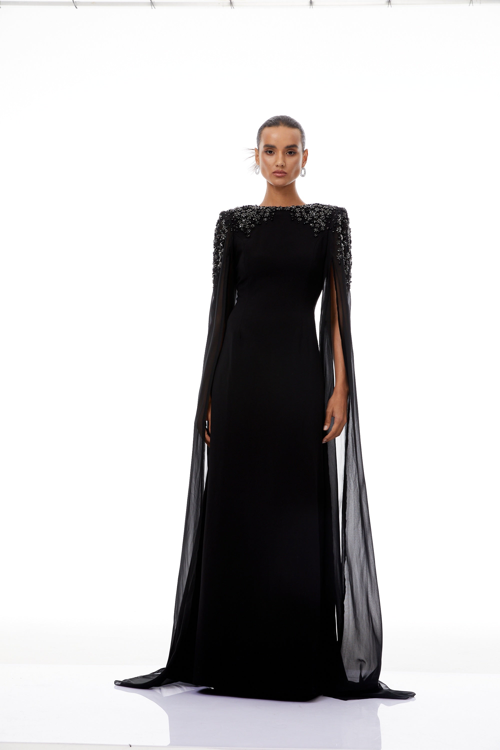 Vestido maxi negro Yseult con adornos brillantes y diseño elegante, ideal para ocasiones formales.