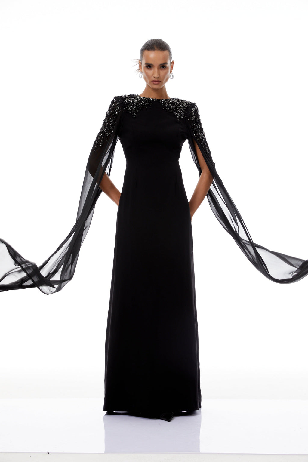 Vestido largo negro Yseult con adornos brillantes y detalles elegantes, diseñado para ocasiones formales y eventos especiales.
