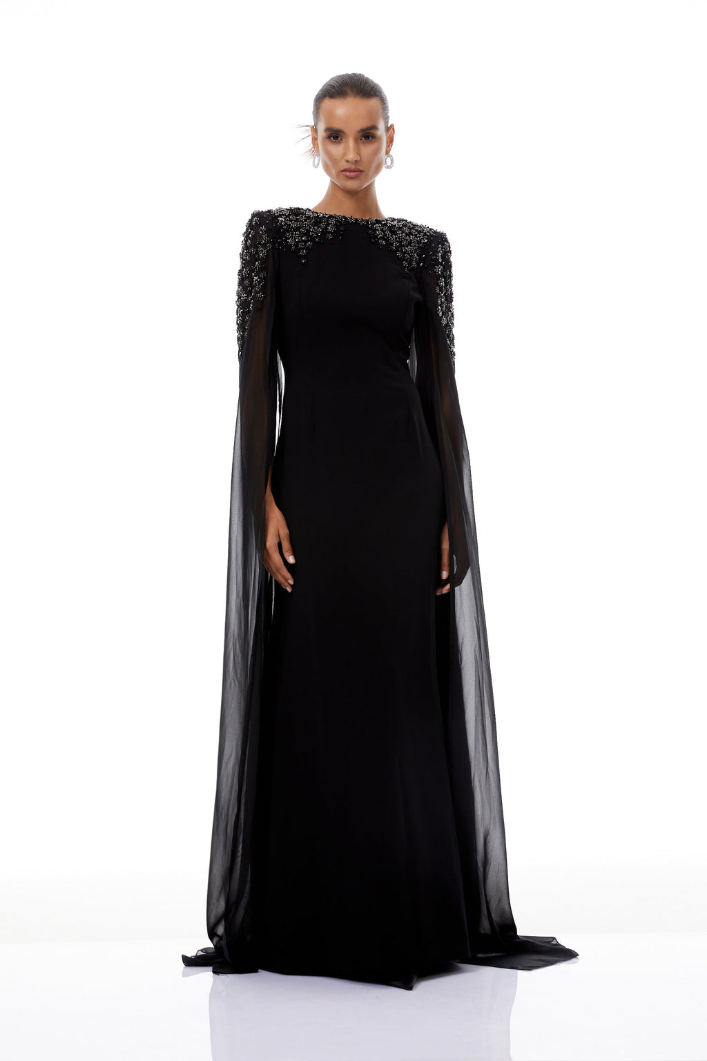 Vestido largo maxi negro Yseult con adornos brillantes y detalles elegantes, diseñado por Final Sale para ocasiones especiales.