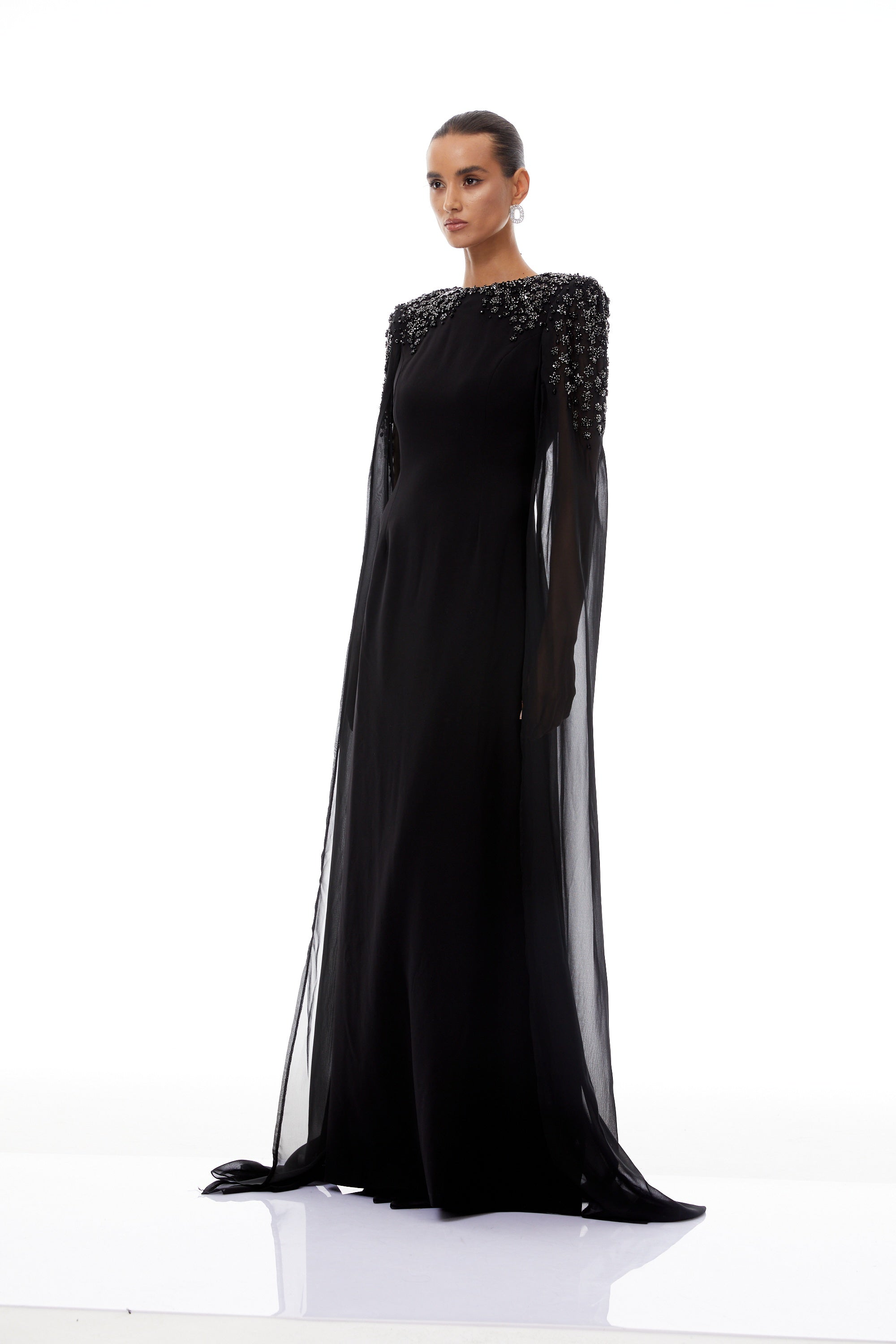 Vestido largo negro Yseult con embellishments y diseño maxi, elegante y sofisticado para ocasiones especiales.