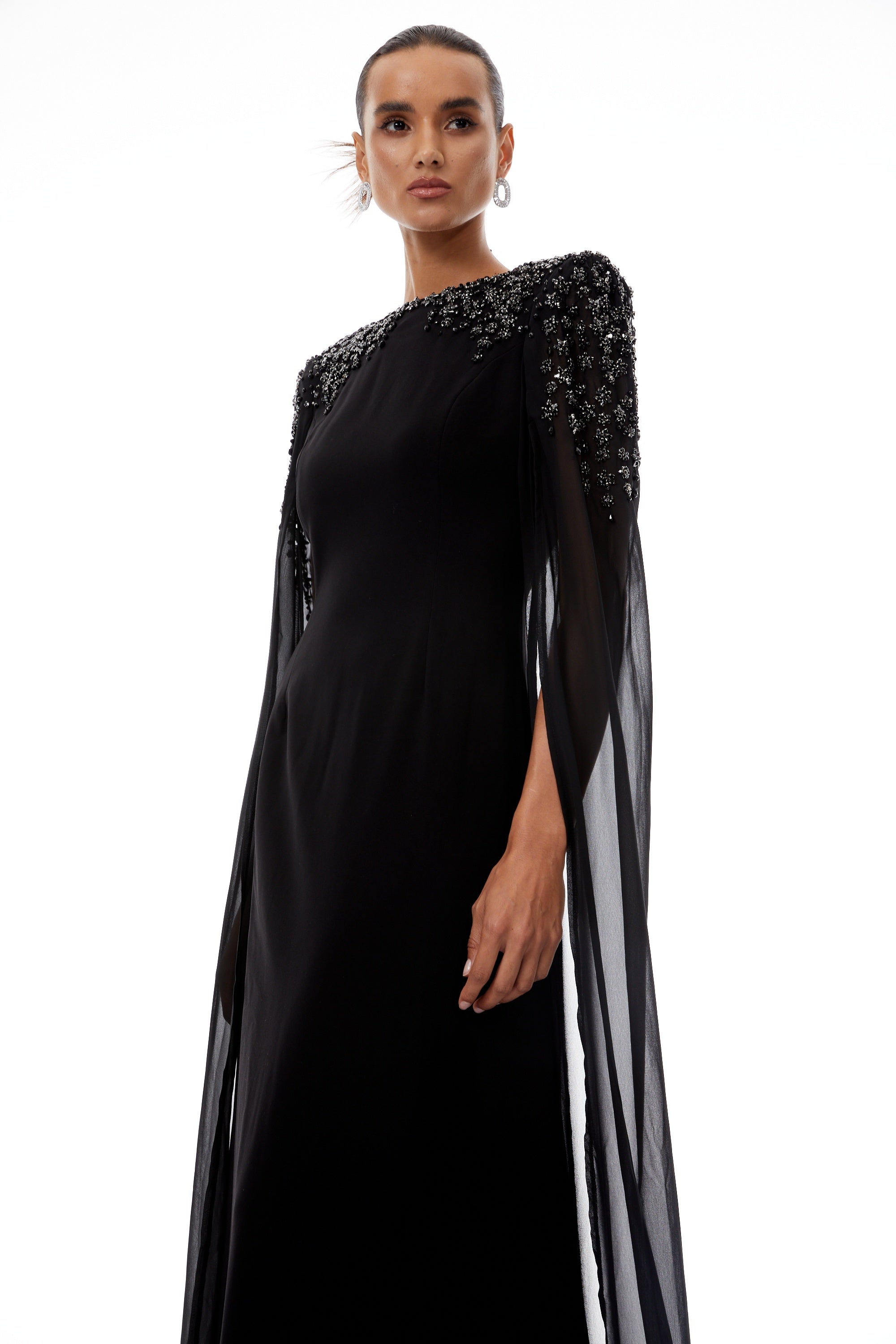 Vestido largo negro Yseult con adornos brillantes y diseño elegante, ideal para eventos formales y ocasiones especiales.