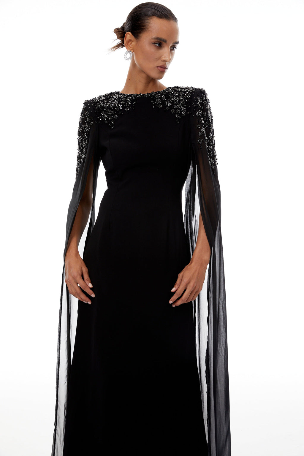Vestido largo negro Yseult con adornos brillantes y diseño elegante, ideal para eventos formales.