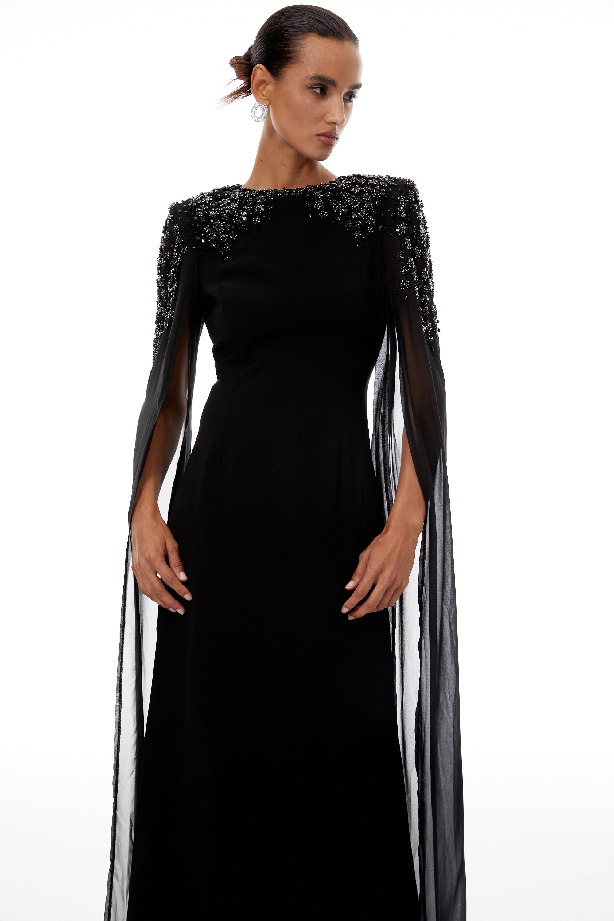 Vestido largo negro Yseult con adornos brillantes y diseño elegante, ideal para eventos formales.
