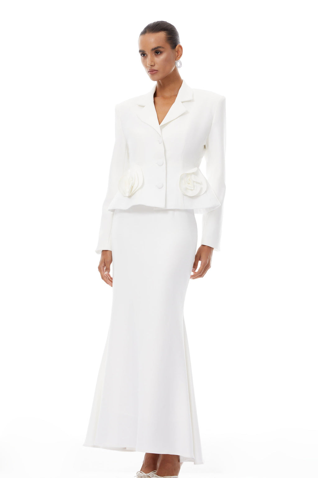 Conjunto de blazer y falda con pétalos blancos Odette 3D de Final Sale, moda elegante y moderna para mujer.