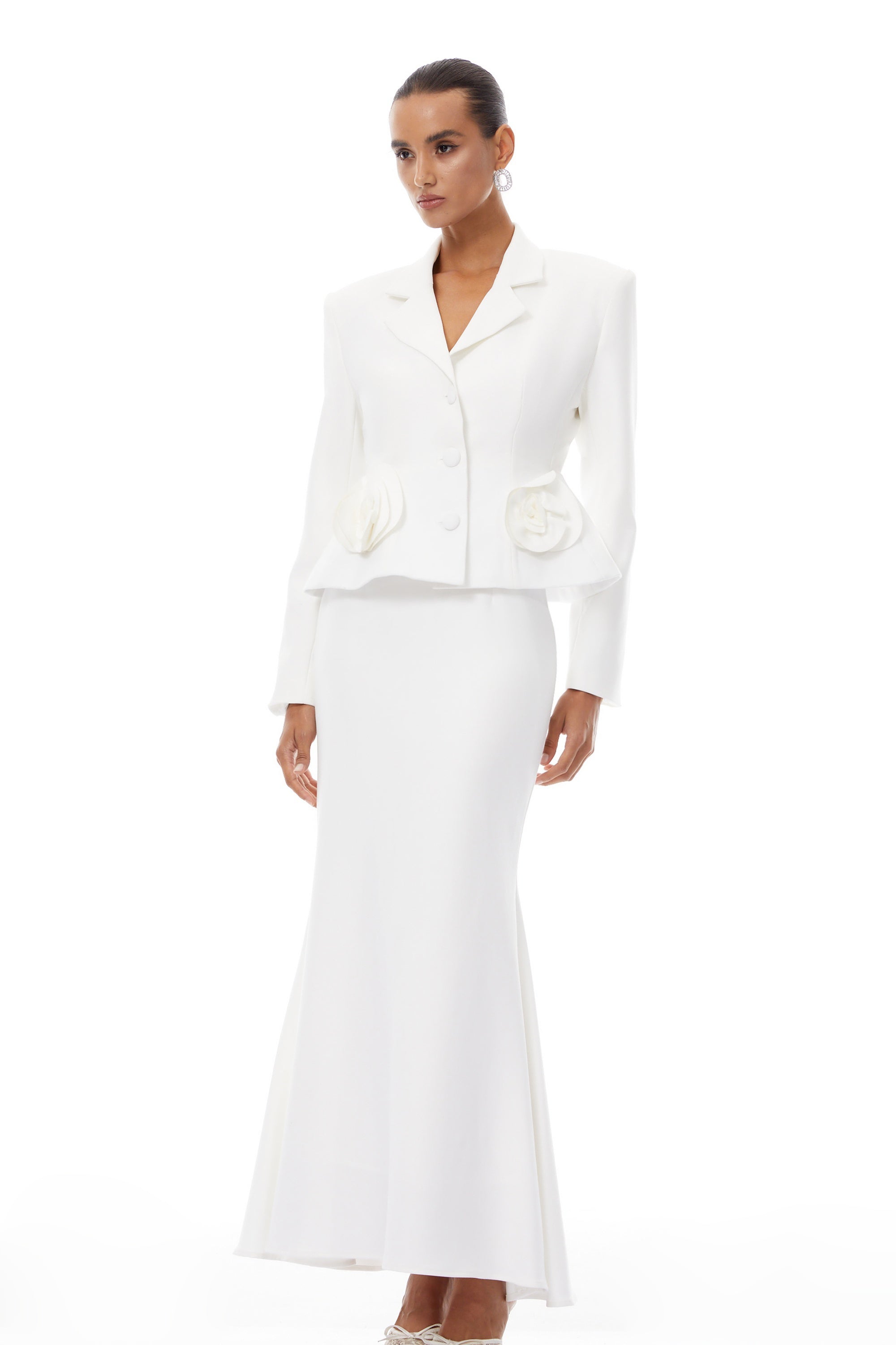 Conjunto de blazer y falda con pétalos blancos Odette 3D de Final Sale, moda elegante y moderna para mujer.