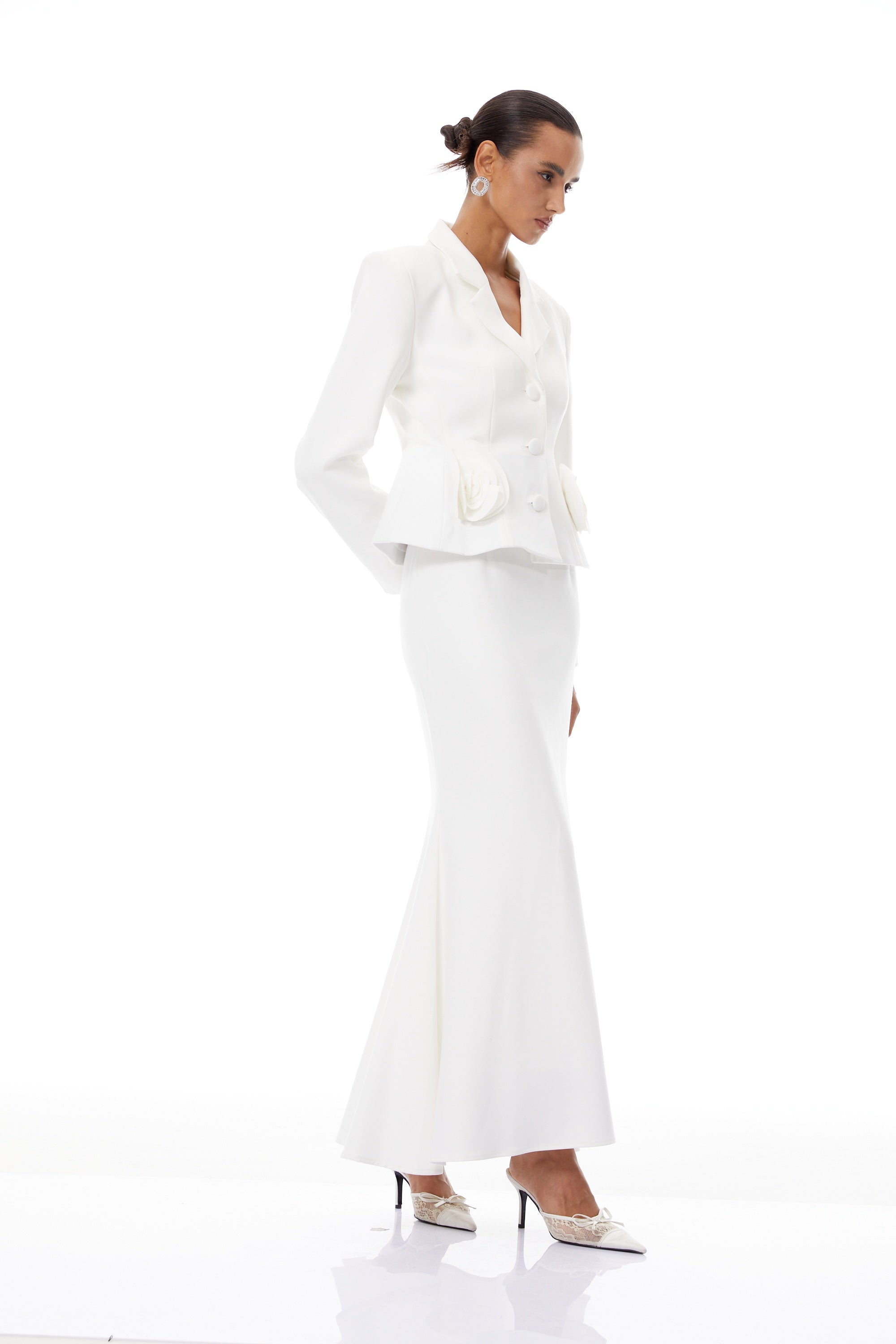 Conjunto de blazer y falda con pétalos blancos Odette 3D de Final Sale, vista en la imagen.