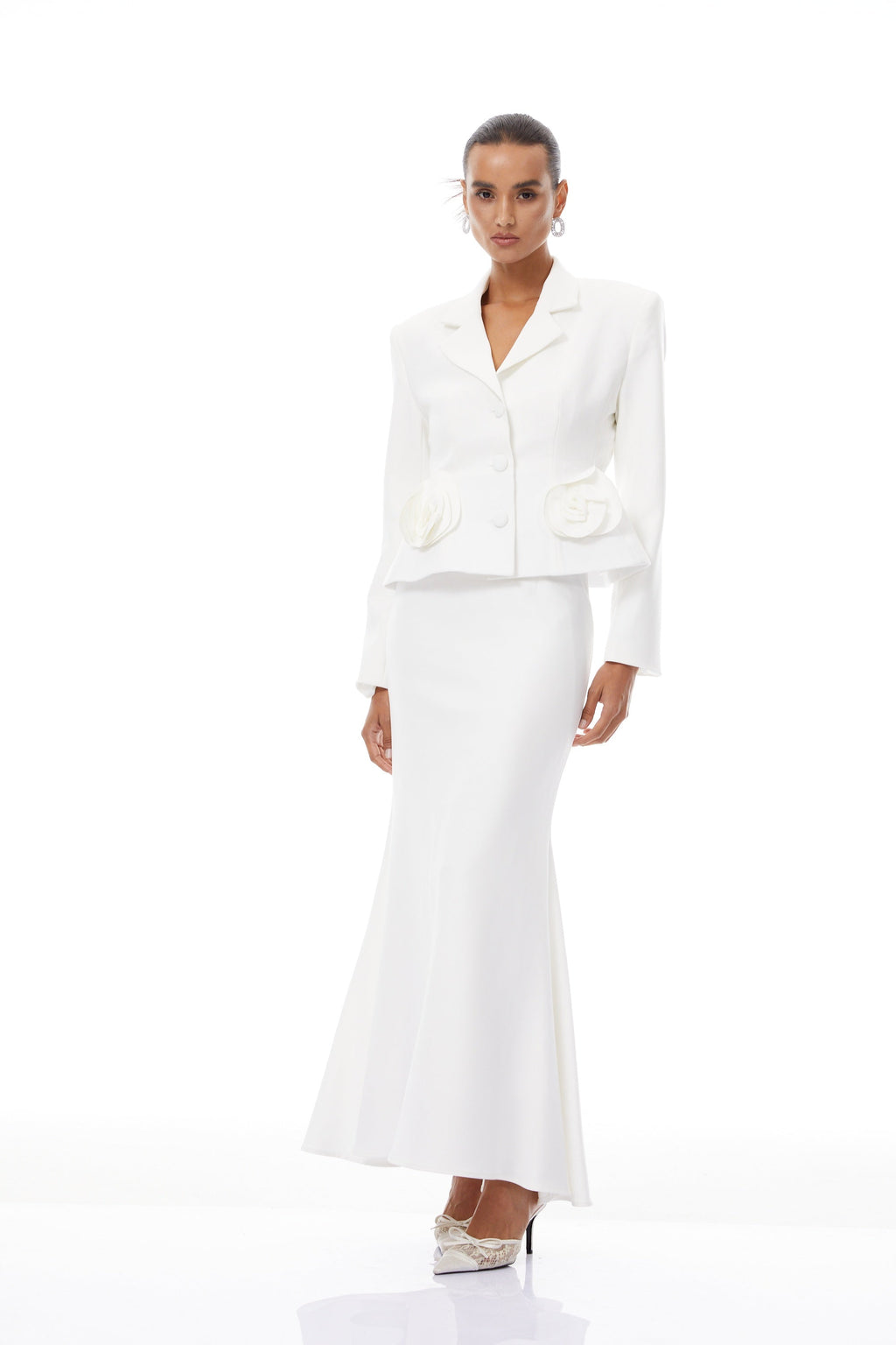 Conjunto de blazer y falda Odette White 3D Petal de Final Sale, modelo elegante en color blanco con detalles en 3D.