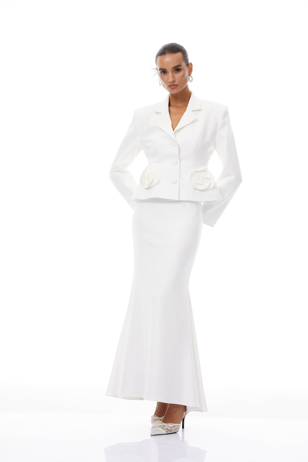 Conjunto de blazer y falda Odette White con diseño de pétalos en 3D, de la marca Final Sale, en color blanco.