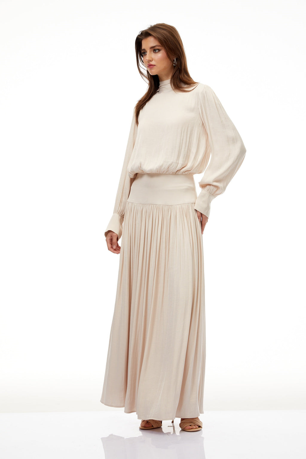 Vestido maxi plisado neutro Valérie Self-Tie de Final Sale, con tirantes ajustables y diseño elegante en color neutro.