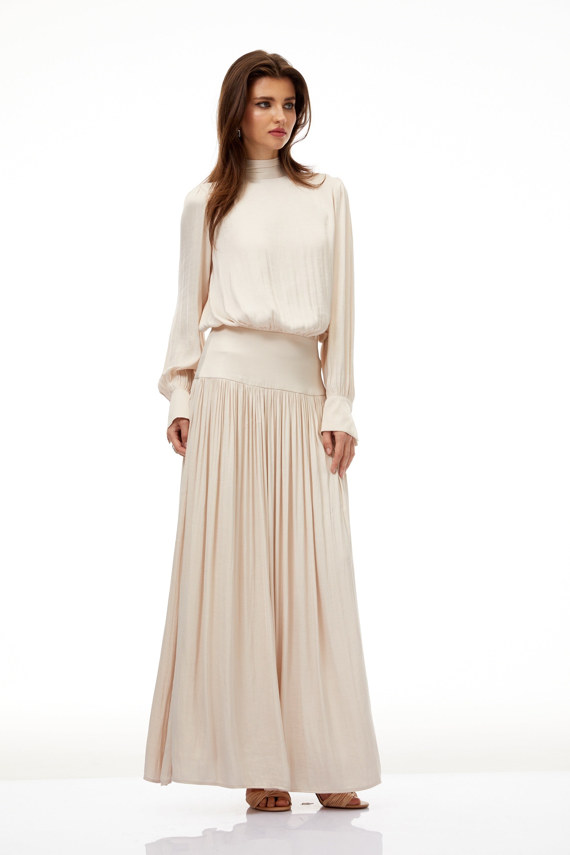 Vestido largo maxi Valérie Neutral con cinturón y pliegues, de la marca Final Sale, en color neutro y estilo elegante.