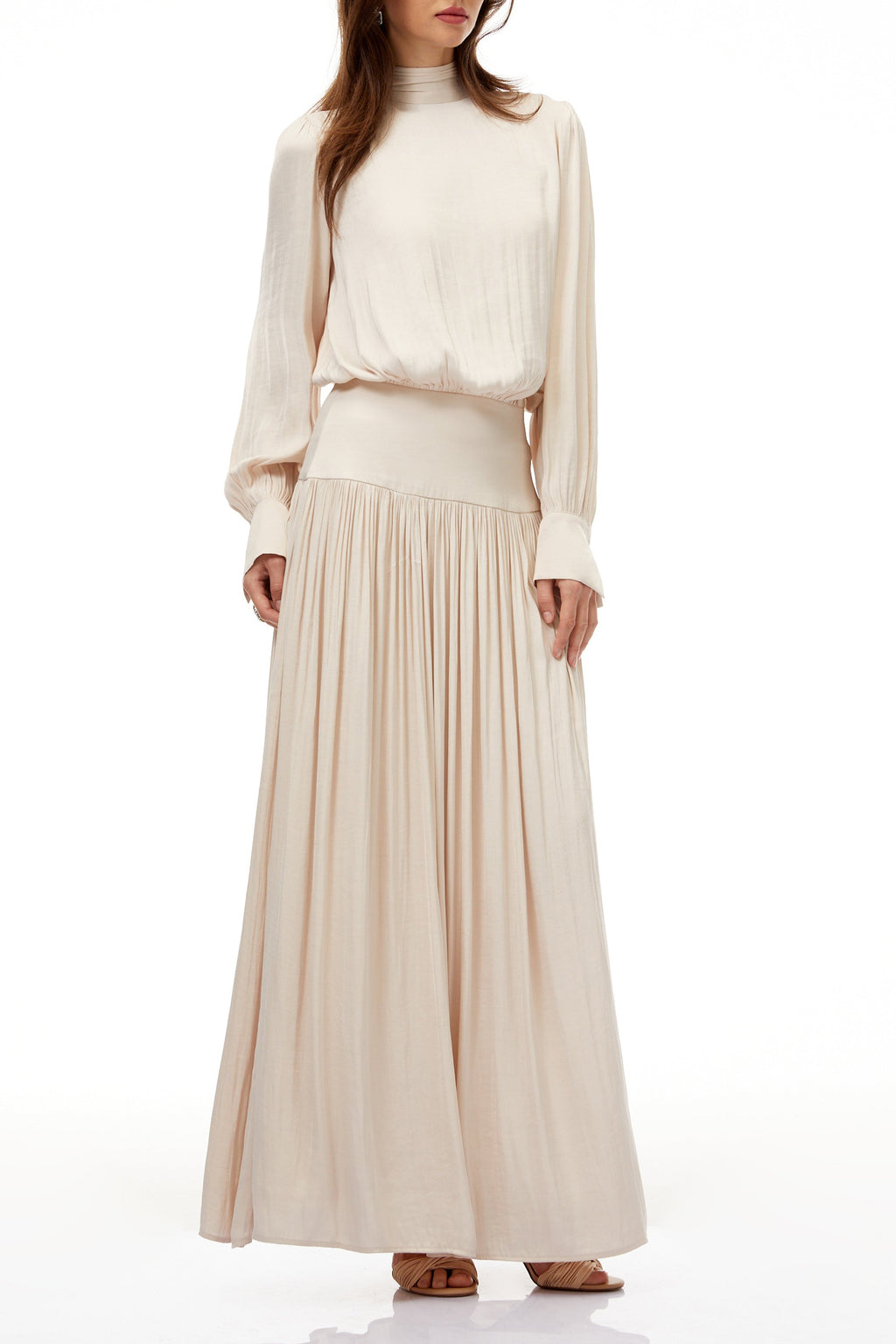 Vestido maxi plisado Valérie Neutral de Final Sale con corbata, diseño largo y elegante en tonos neutros.