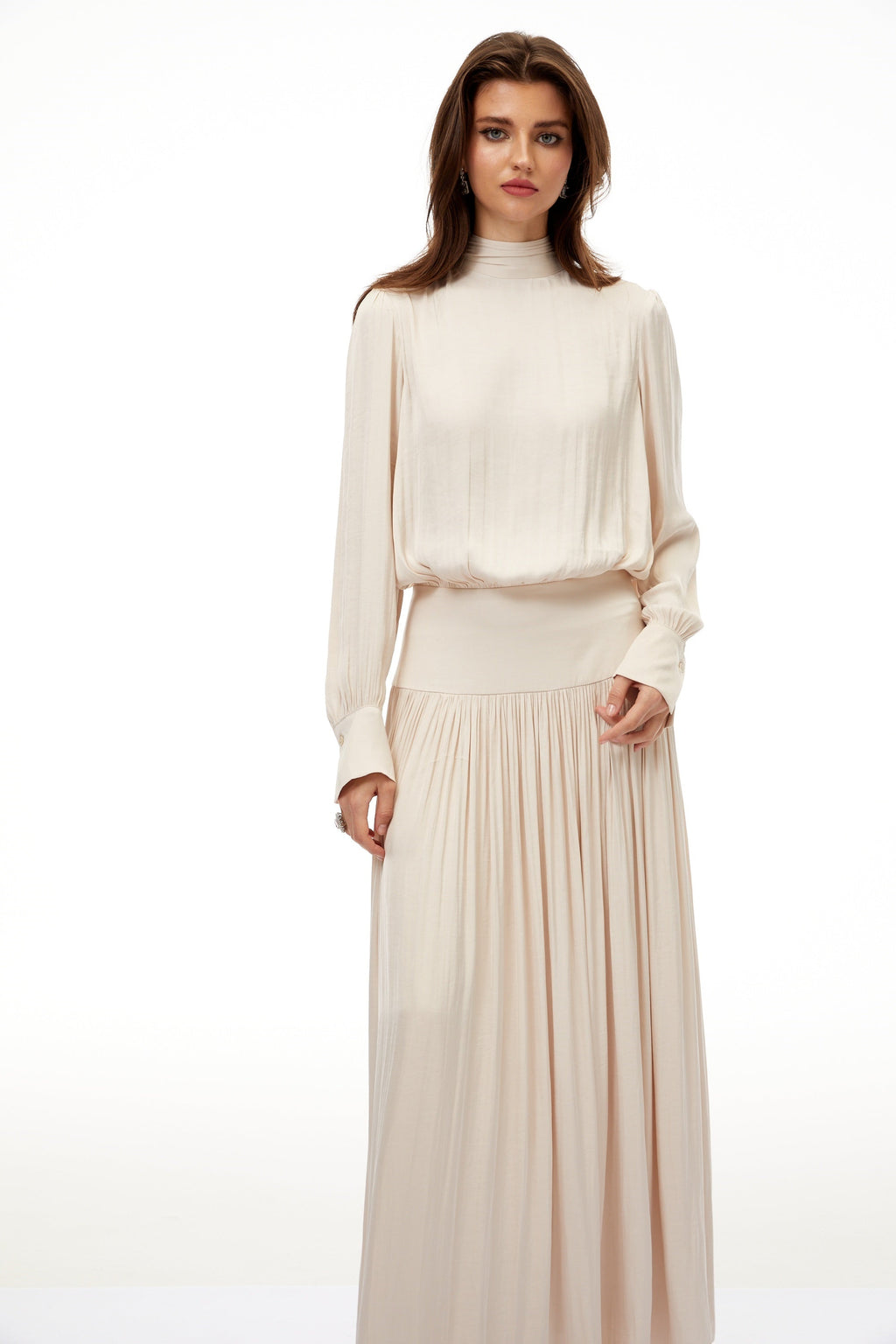 Vestido maxi plisado Valérie Neutral con lazo para atar, estilo elegante y largo en tonos neutros, de la marca Final Sale.