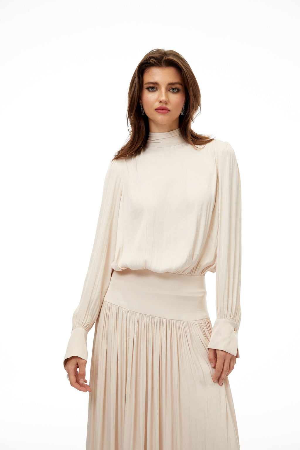Vestido largo plisado neutral de Valérie, vestido maxi de self-tie, en color beige, mostrado en imagen.