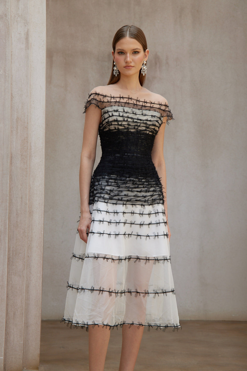Vestido midi de tul con bloques de color Eléonore de Bridal, con diseño elegante y detalles de tela en tonos variados.