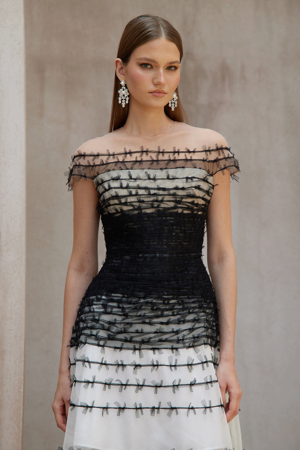 Vestido midi de tul con bloques de color Eléonore de Bridal, con falda plisada y diseño elegante para ocasiones especiales.