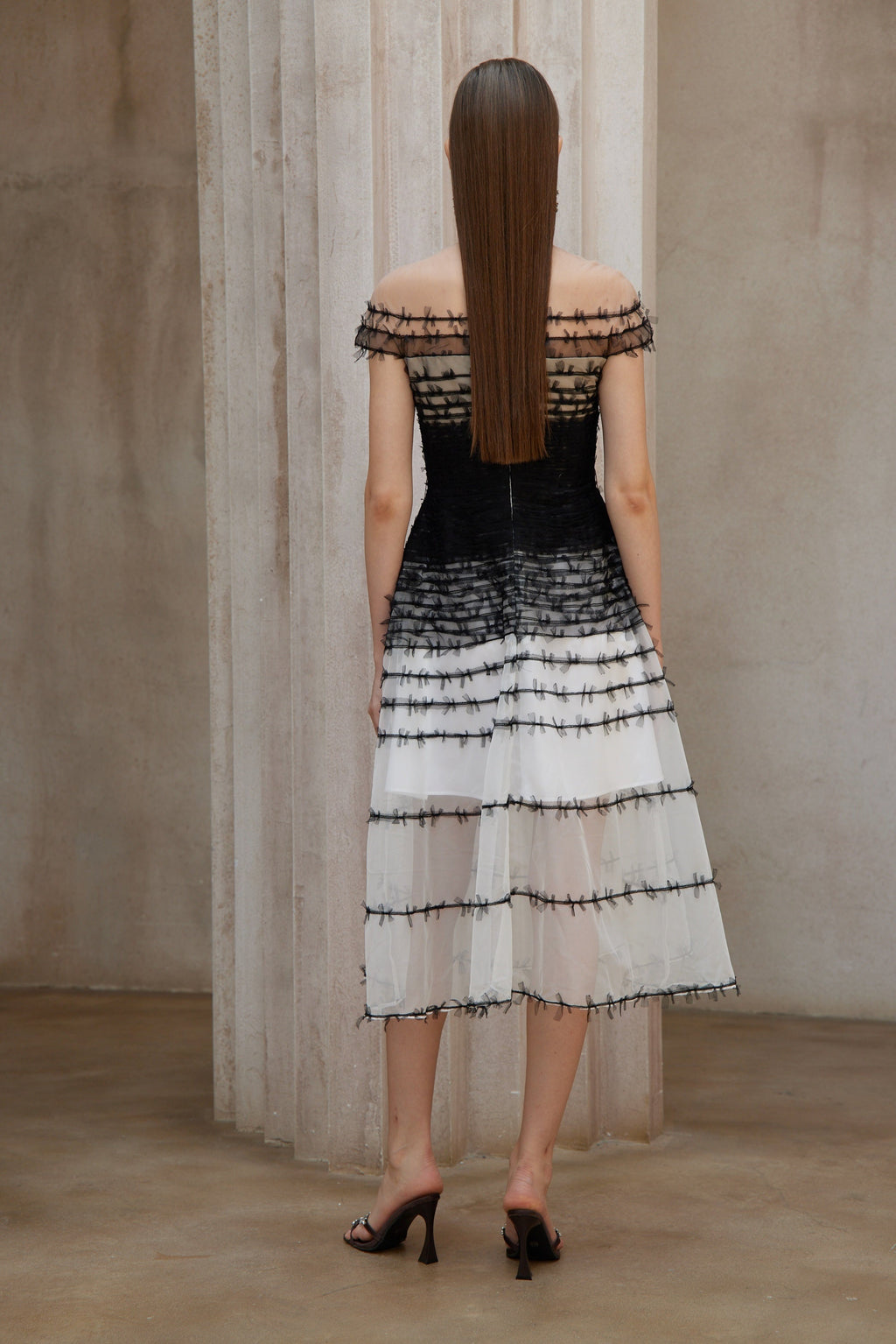 Vestido midi de tul con bloques de color Eléonore de Bridal, diseño elegante y sofisticado para ocasiones especiales.