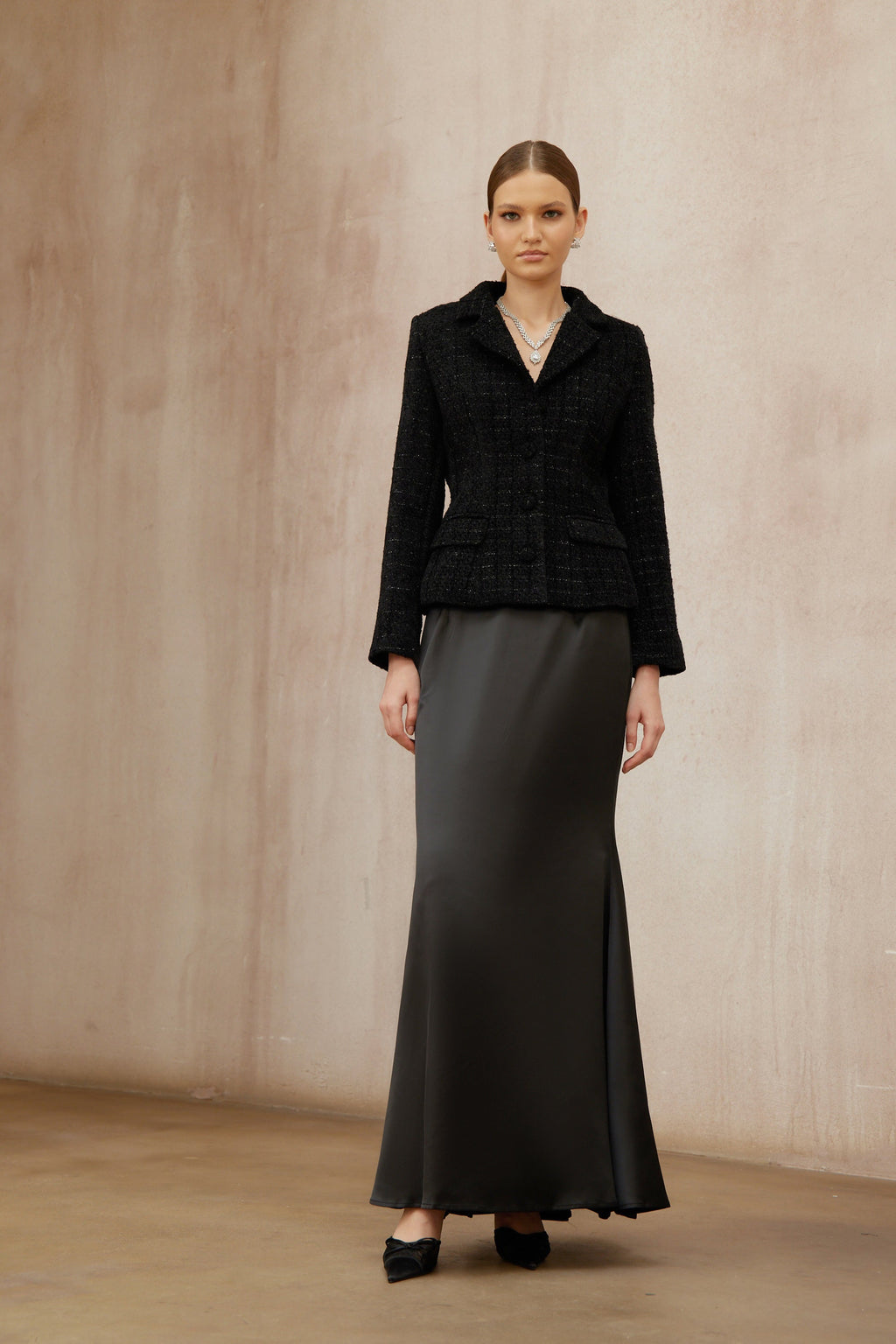 Conjunto de chaqueta negra de tweed y falda de satén de la marca Final Sale, estilo elegante y sofisticado.