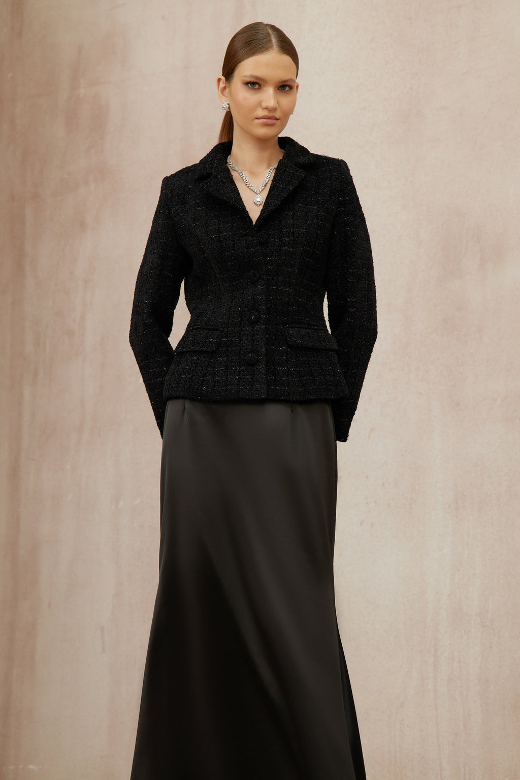 Conjunto de chaqueta de tweed negro Ariadna y falda de satén de la marca Final Sale, con detalles elegantes y modernos.