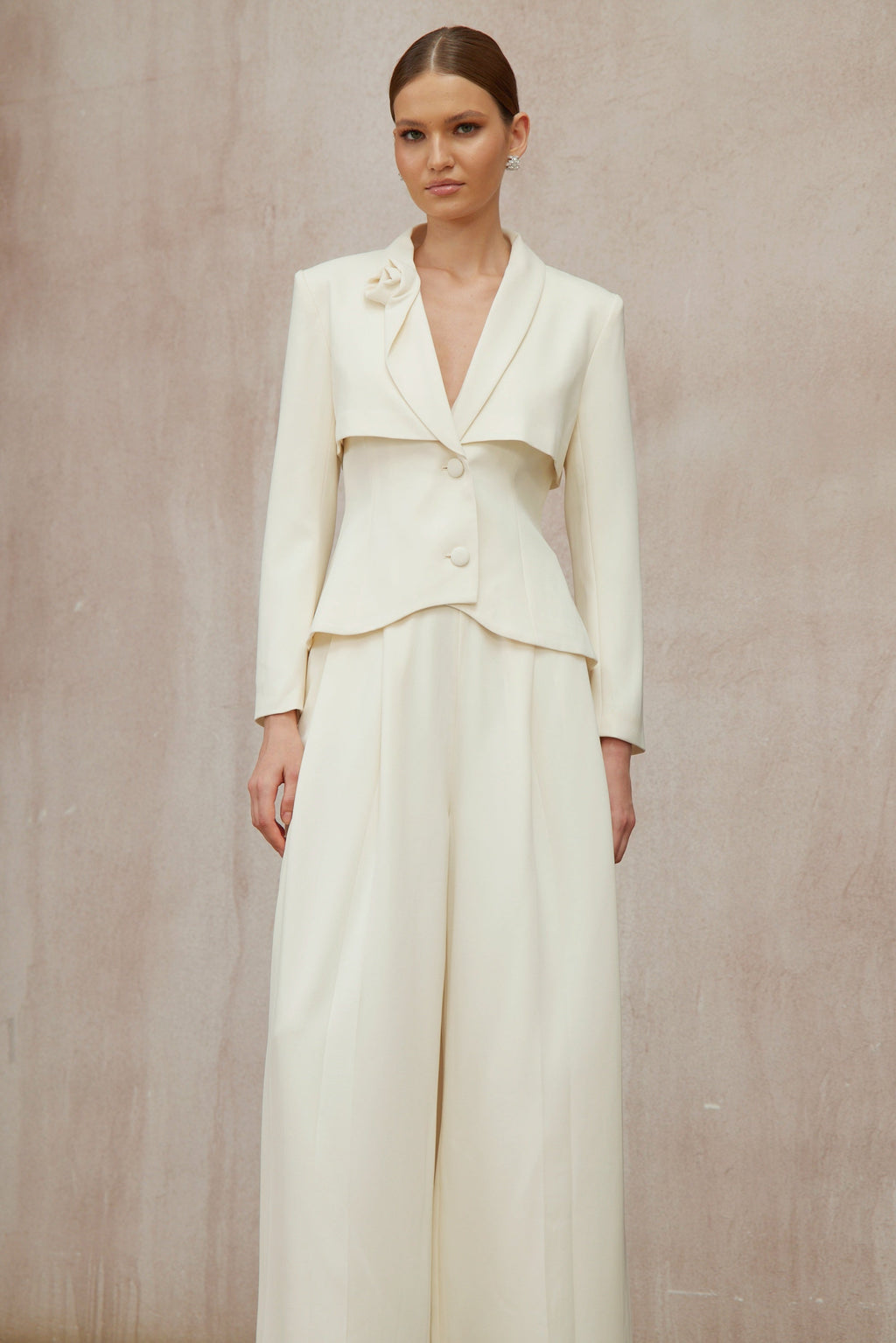 Conjunto de blazer y pantalones Teresa Neutral 3D Petal de Final Sale, en tonos neutros y diseño elegante, en una modelo.