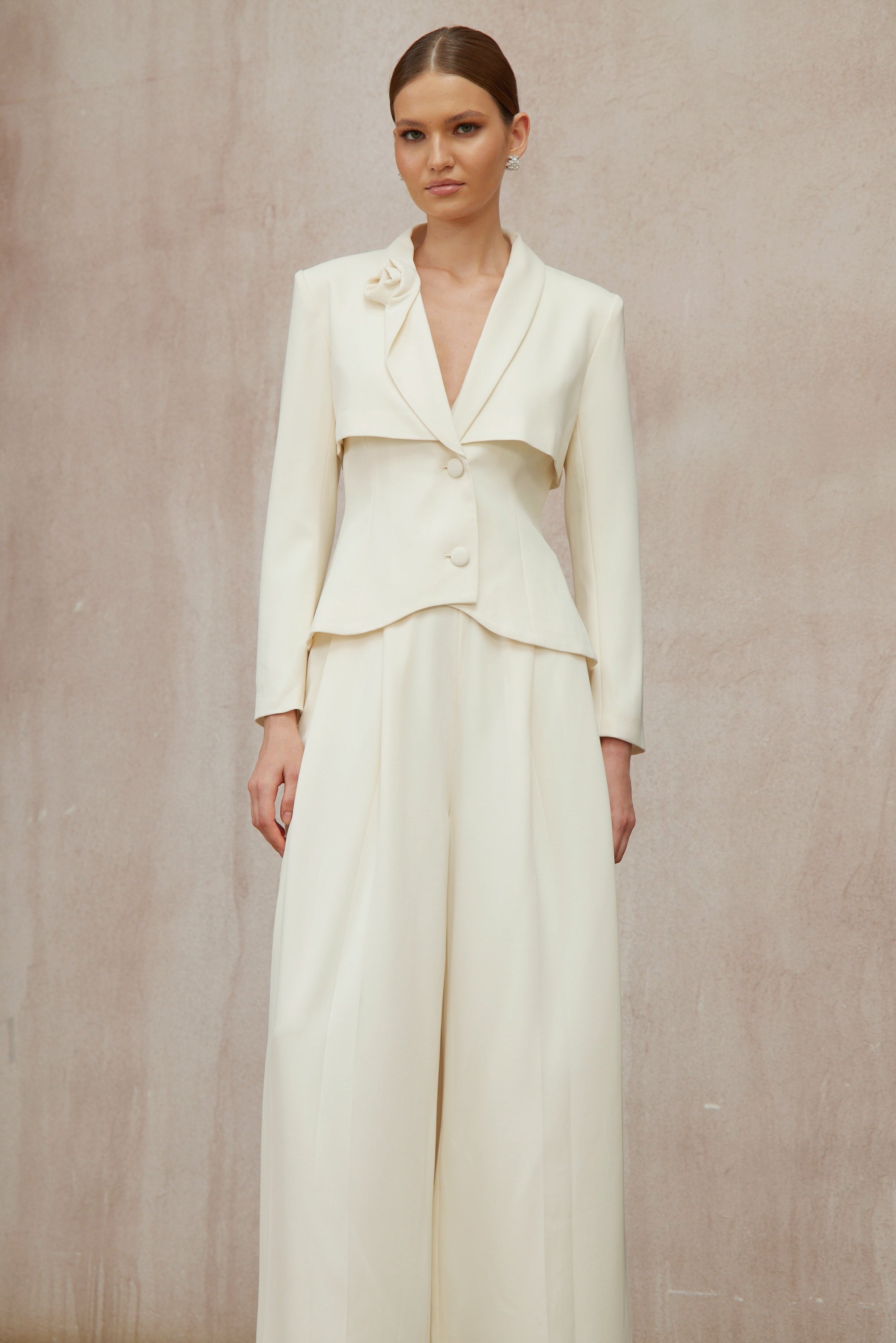 Conjunto de blazer y pantalones Teresa Neutral 3D Petal de Final Sale, en tonos neutros y diseño elegante, en una modelo.