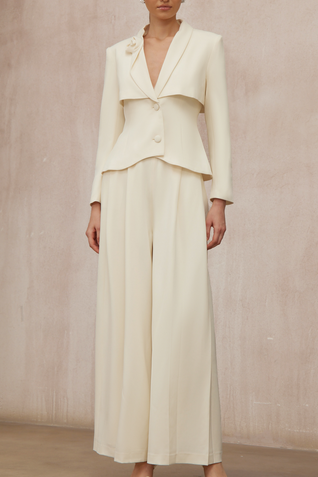 Conjunto de blazer y pantalones Teresa Neutral 3D Petal de Final Sale, estilo elegante y moderno para mujer.