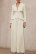 Conjunto de blazer y pantalones Teresa Neutral 3D Petal de Final Sale, estilo elegante y moderno para mujer.