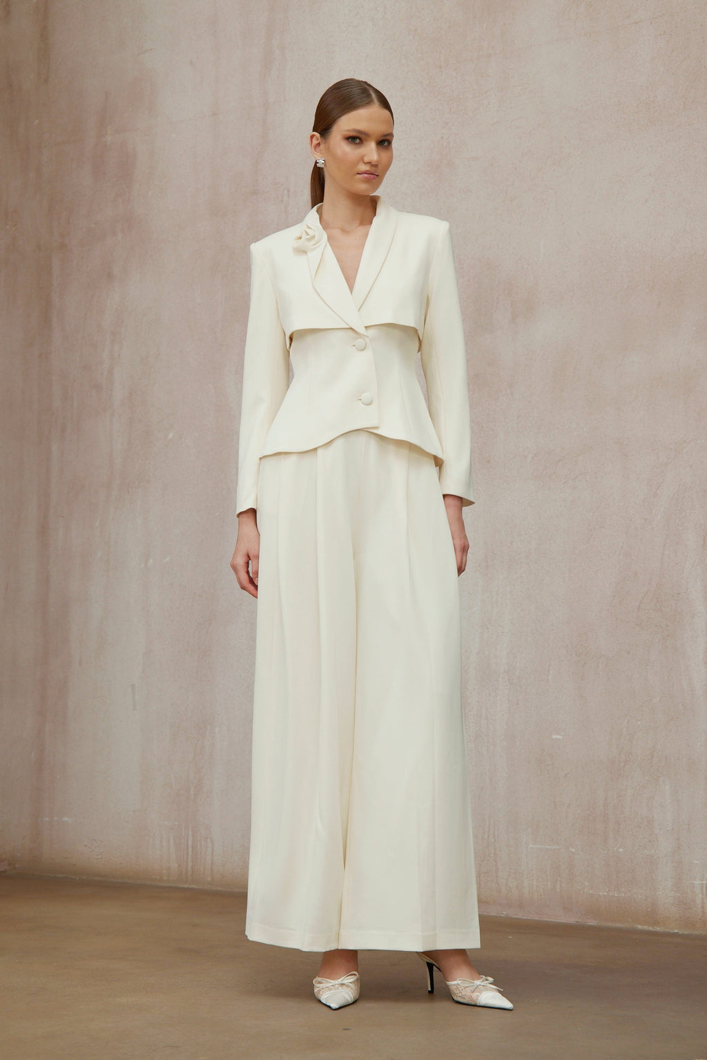 Conjunto de blazer y pantalones Teresa Neutral 3D Petal de Final Sale, en tonos neutros y diseño elegante.