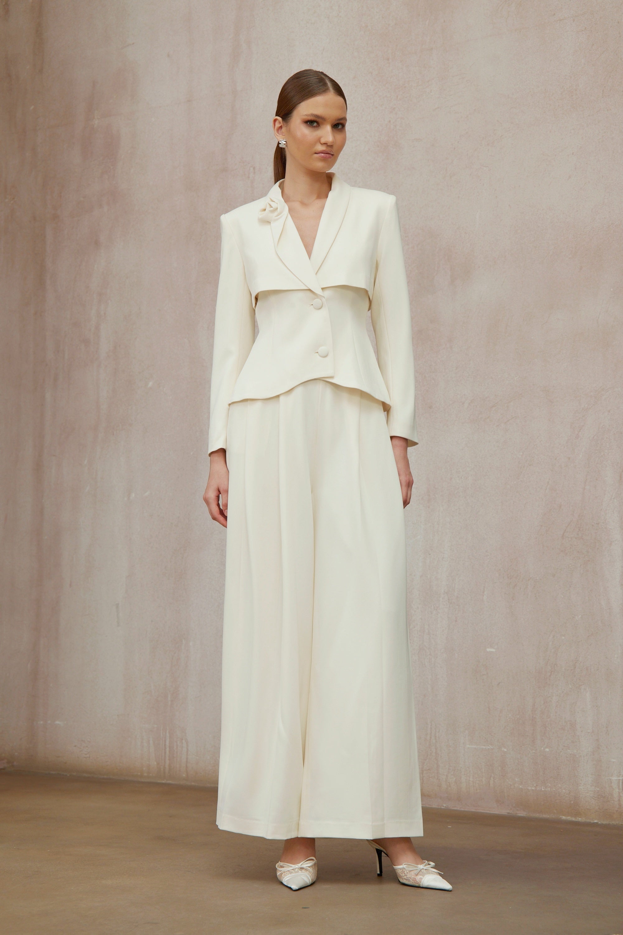 Conjunto de blazer y pantalones Teresa Neutral 3D Petal de Final Sale, en tonos neutros y diseño elegante.