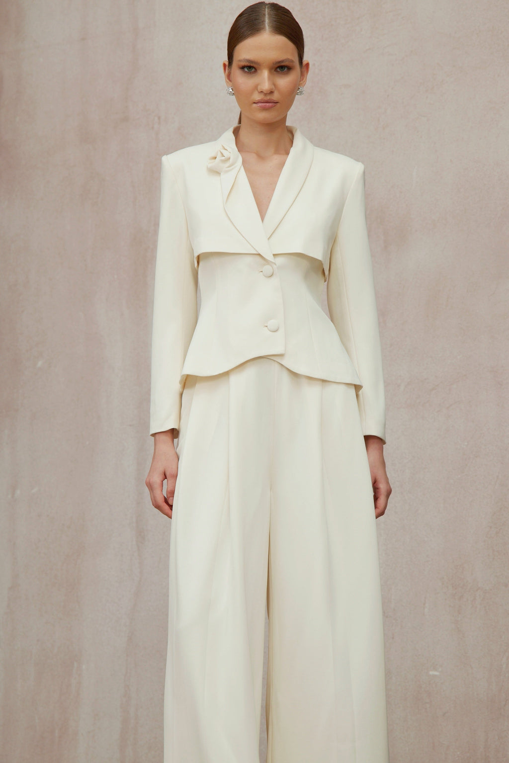 Conjunto de blazer y pantalones neutral con diseño 3D de petalos de la marca Final Sale, vistoso y elegante.
