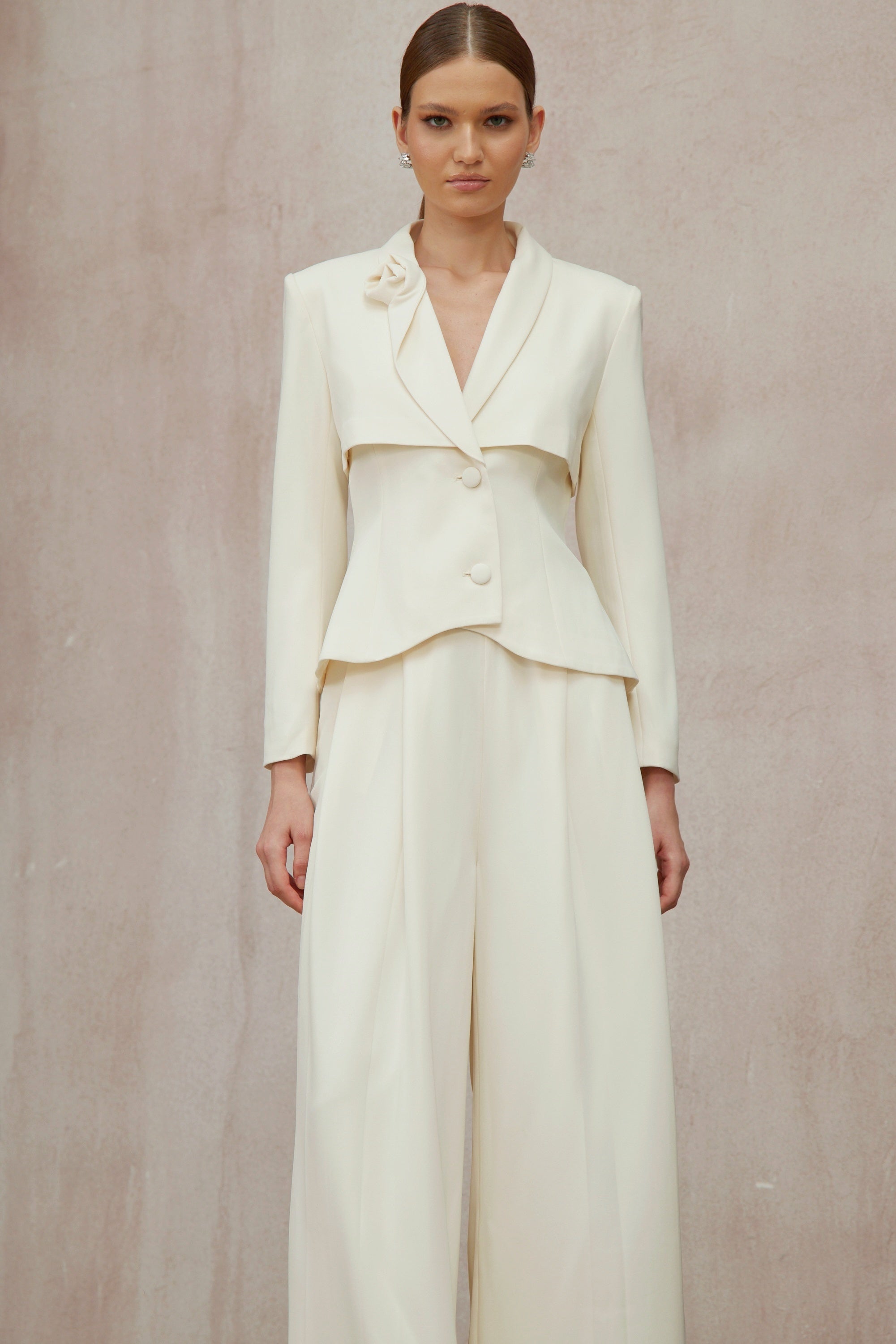 Conjunto de blazer y pantalones neutral con diseño 3D de petalos de la marca Final Sale, vistoso y elegante.