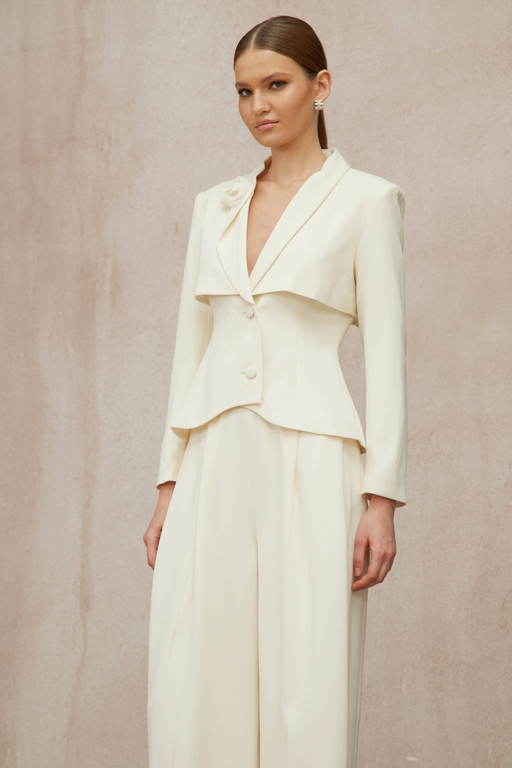 Conjunto de blazer y pantalones Teresa Neutral 3D Petal de Final Sale, con diseño elegante y detalles en tonos neutros.