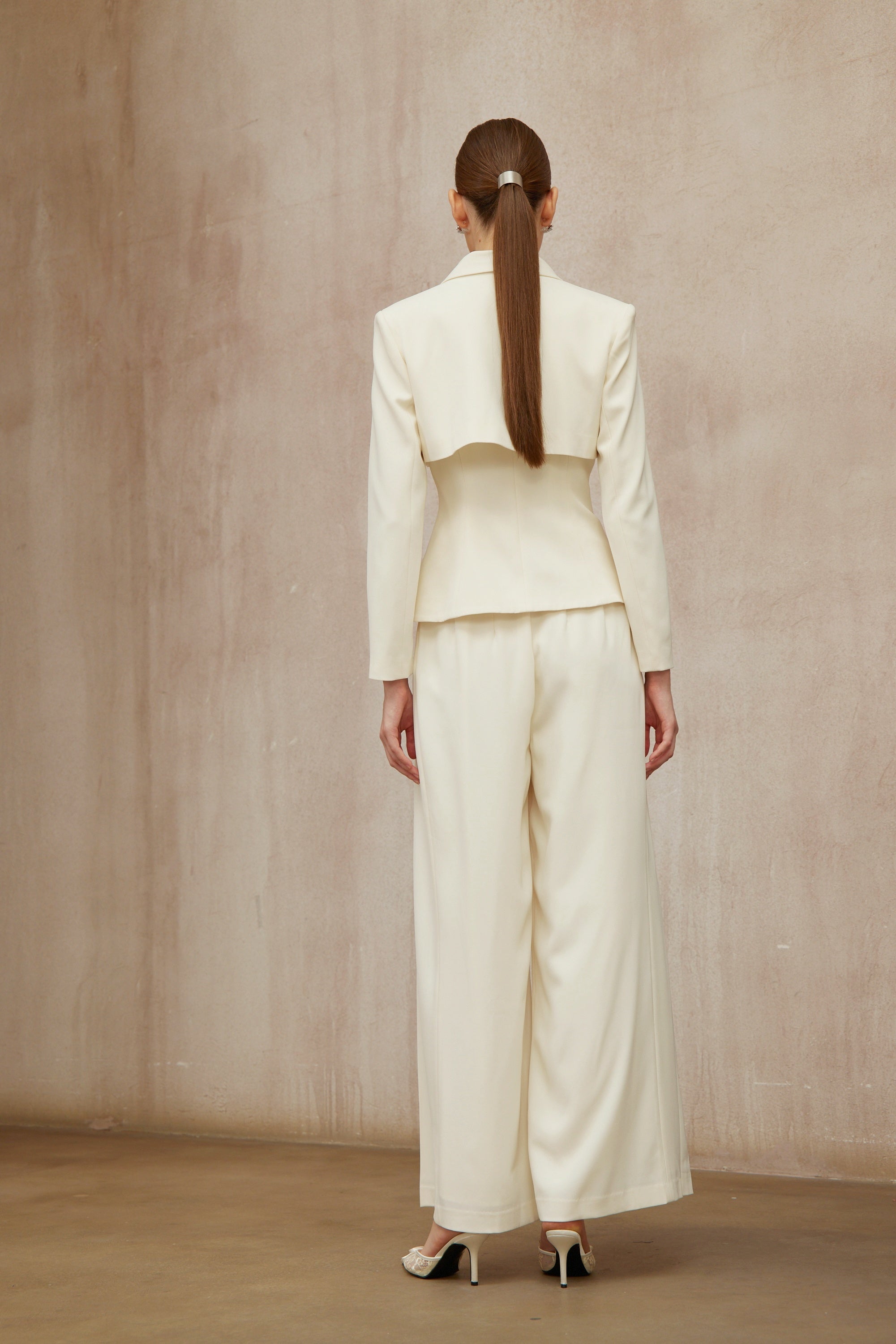 Conjunto de blazer y pantalones Teresa Neutral 3D Petal de Final Sale, conjunto de ropa elegante en tonos neutros para mujer.