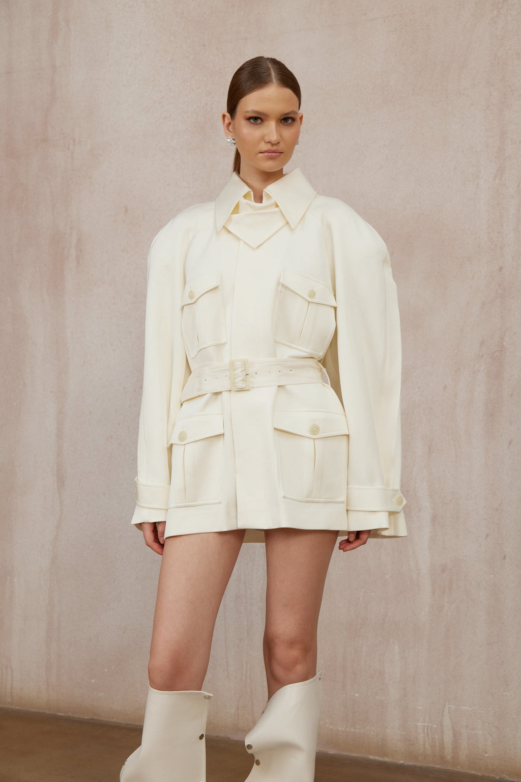 Abrigo trench blanco con cinturón de la marca Final Sale, modelo Ambre Cream, estilo clásico y elegante para mujer.